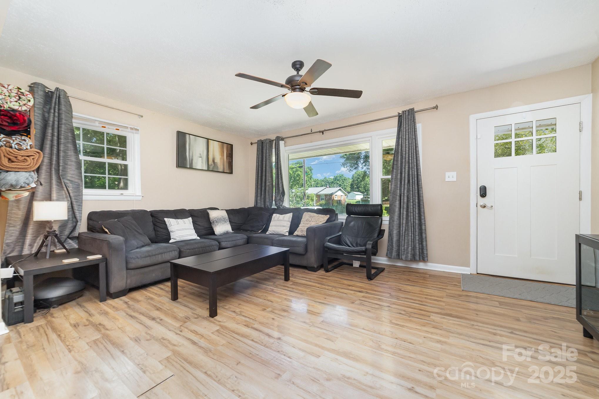 2202 Woodlawn Street Property Photo 4