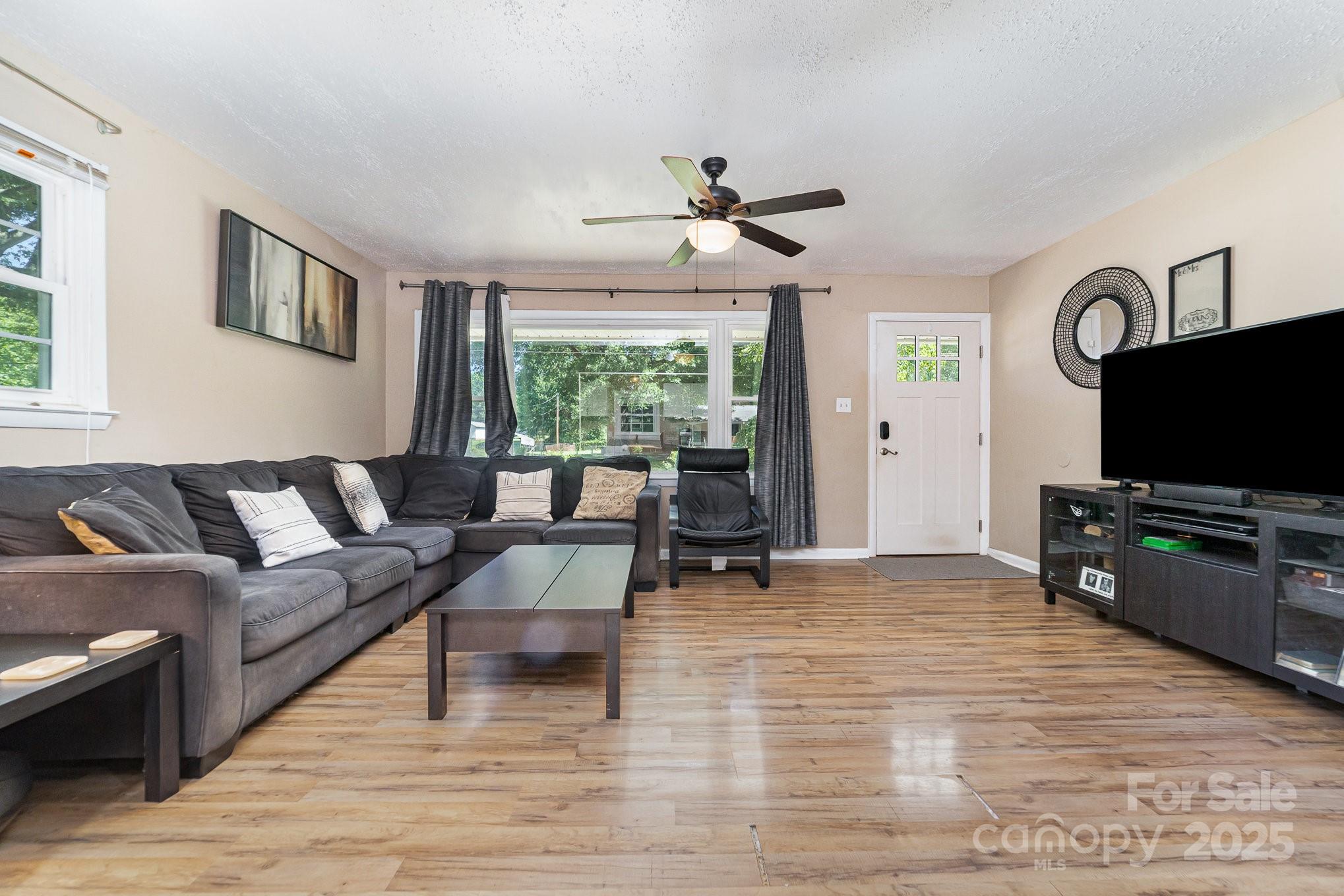 2202 Woodlawn Street Property Photo 5