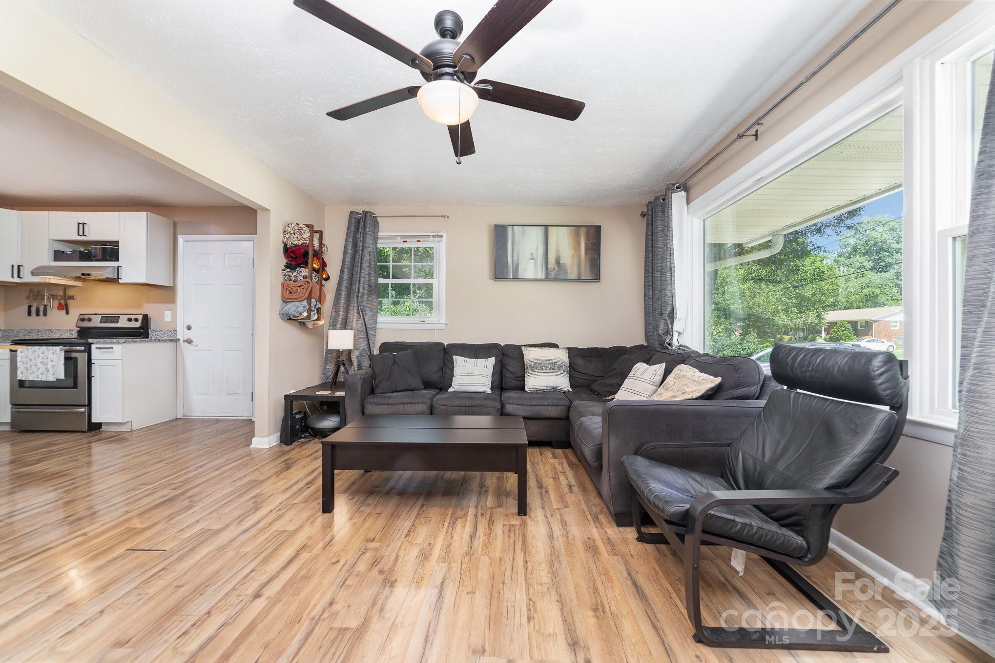 2202 Woodlawn Street Property Photo 6