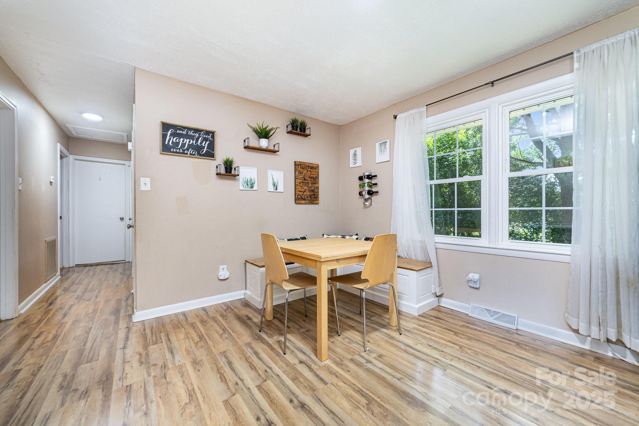 2202 Woodlawn Street Property Photo 8