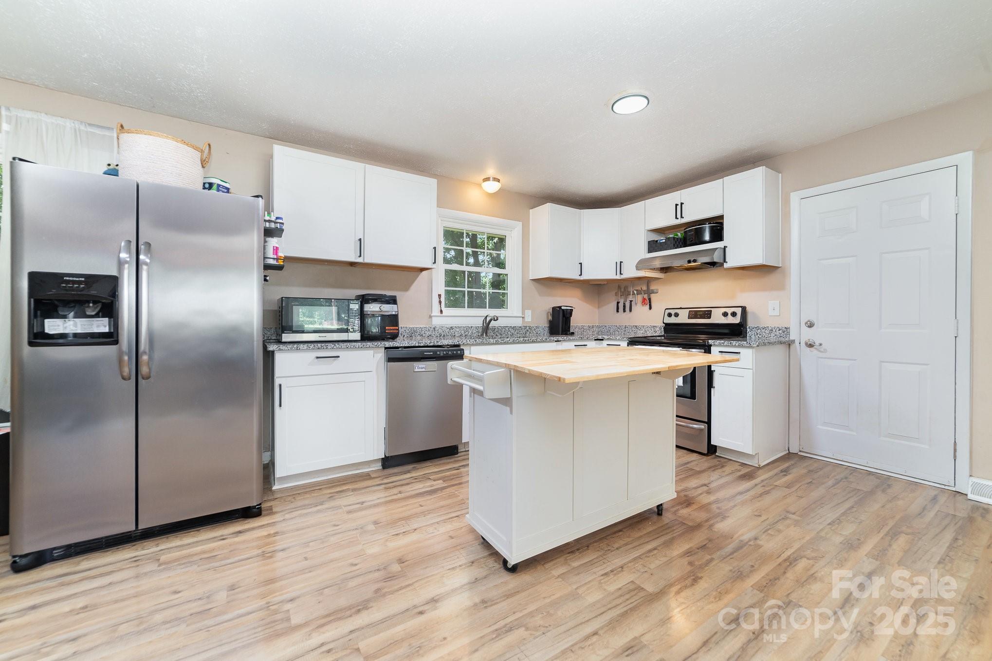 2202 Woodlawn Street Property Photo 11
