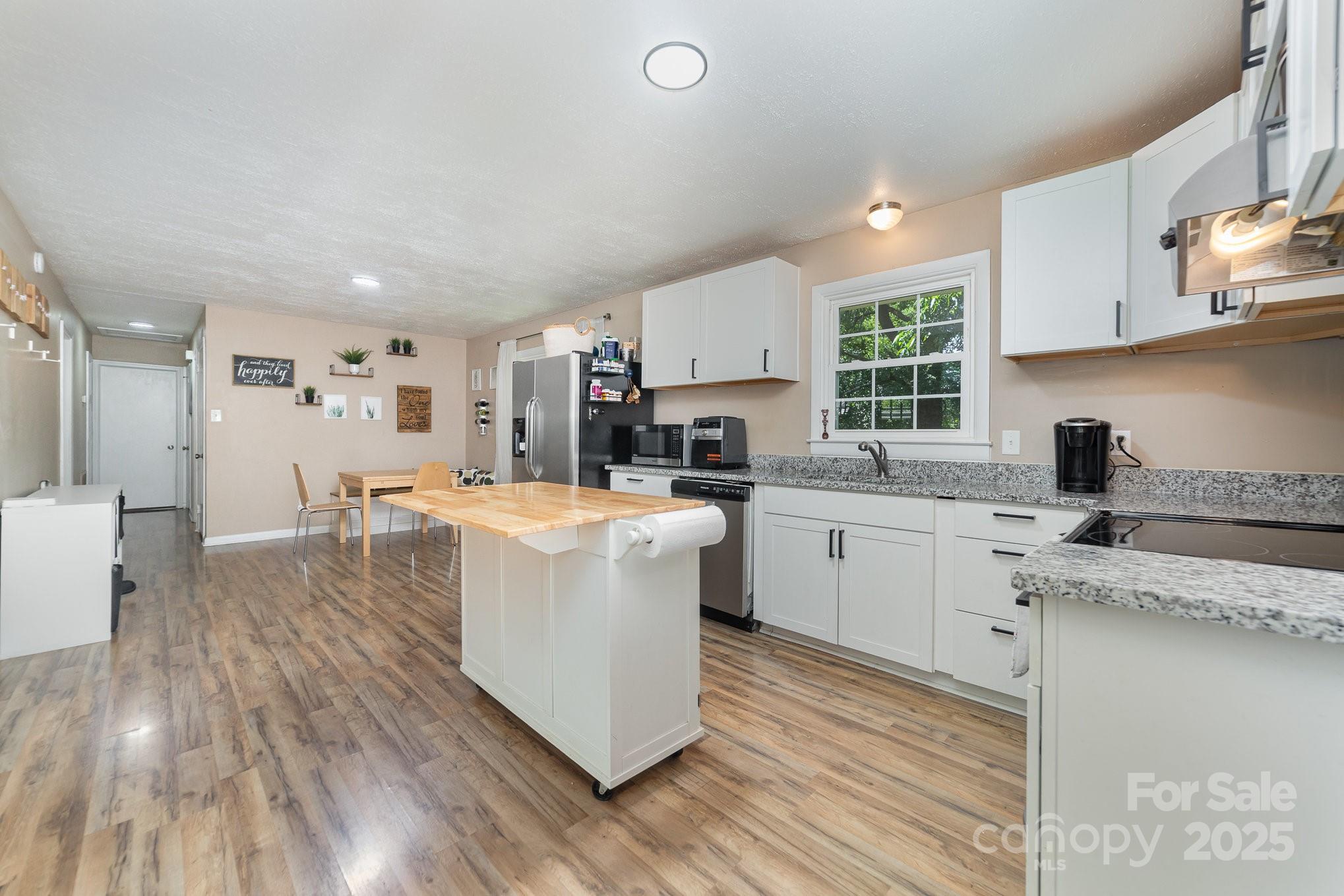 2202 Woodlawn Street Property Photo 12