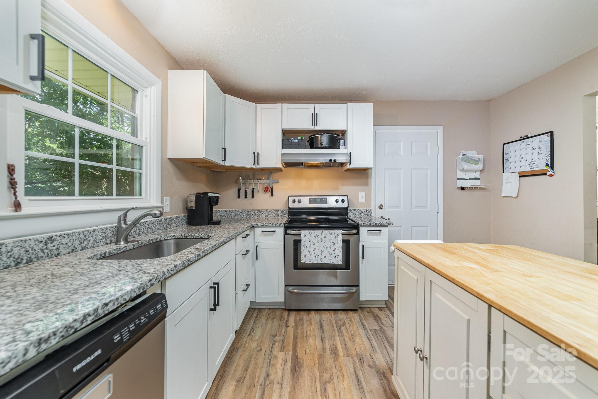 2202 Woodlawn Street Property Photo 13