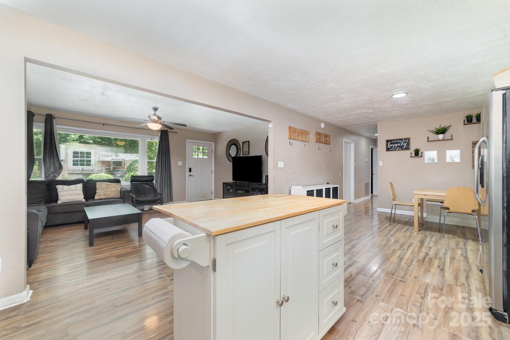 2202 Woodlawn Street Property Photo 14