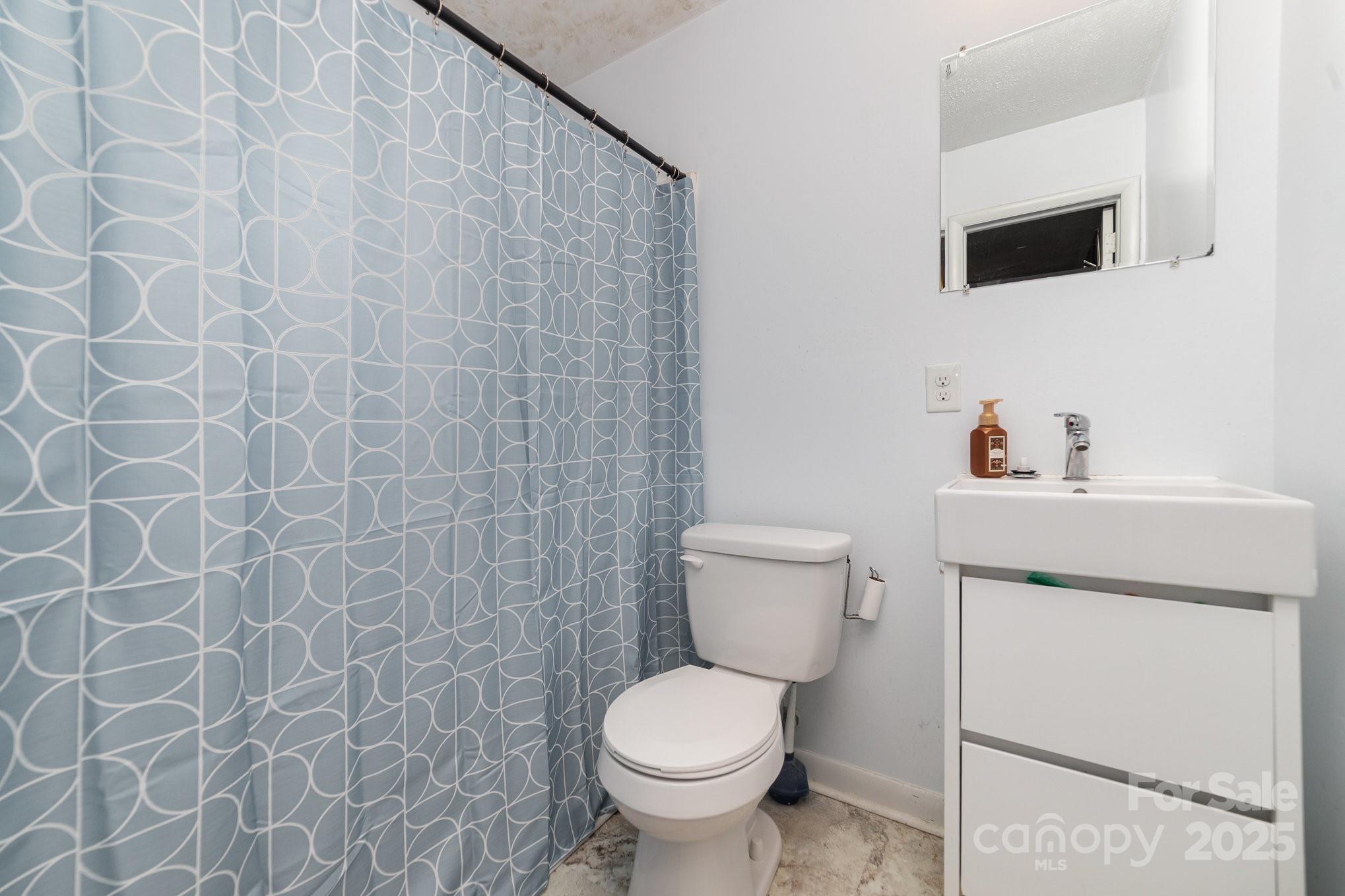 2202 Woodlawn Street Property Photo 20