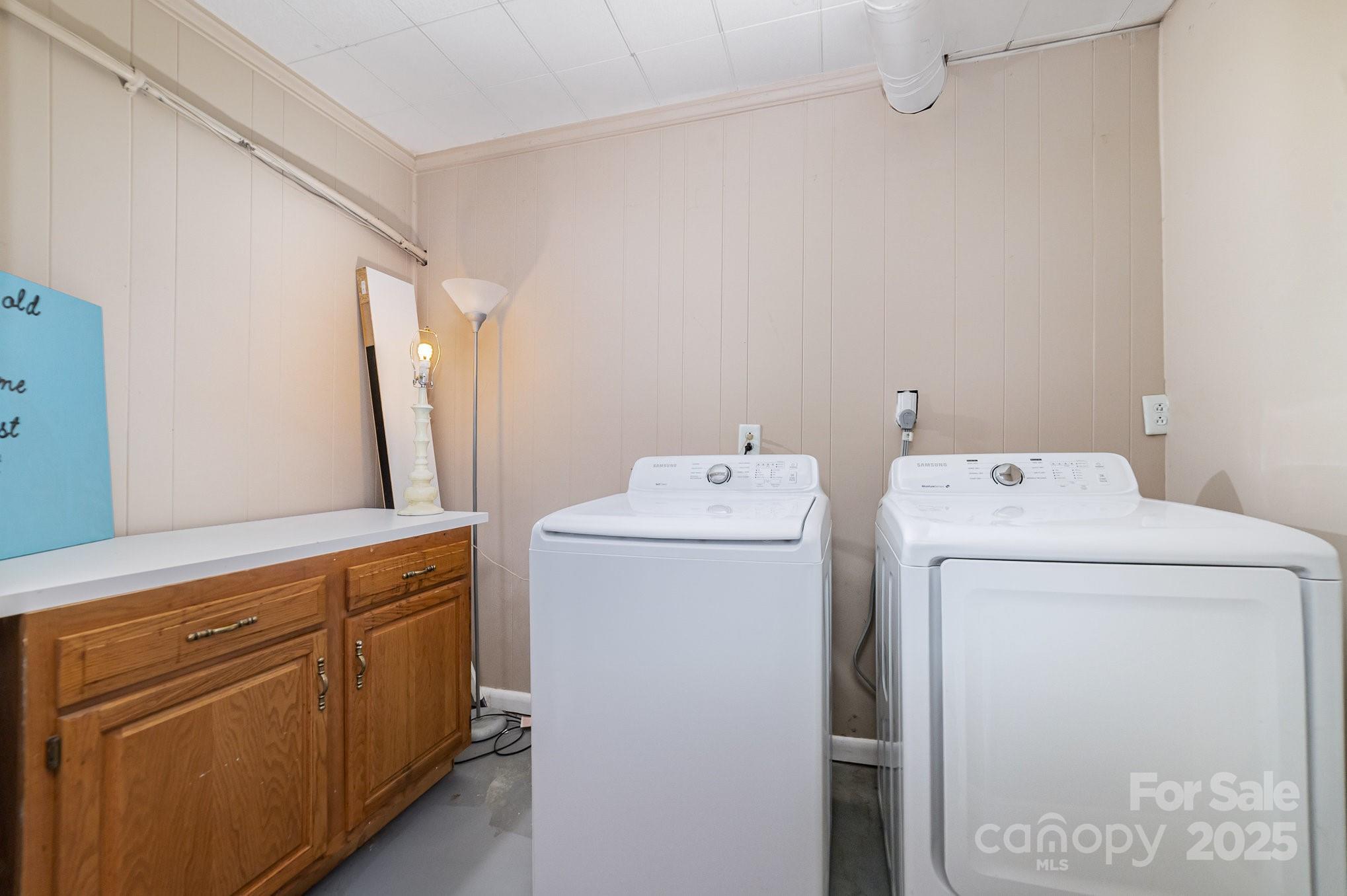 2202 Woodlawn Street Property Photo 24