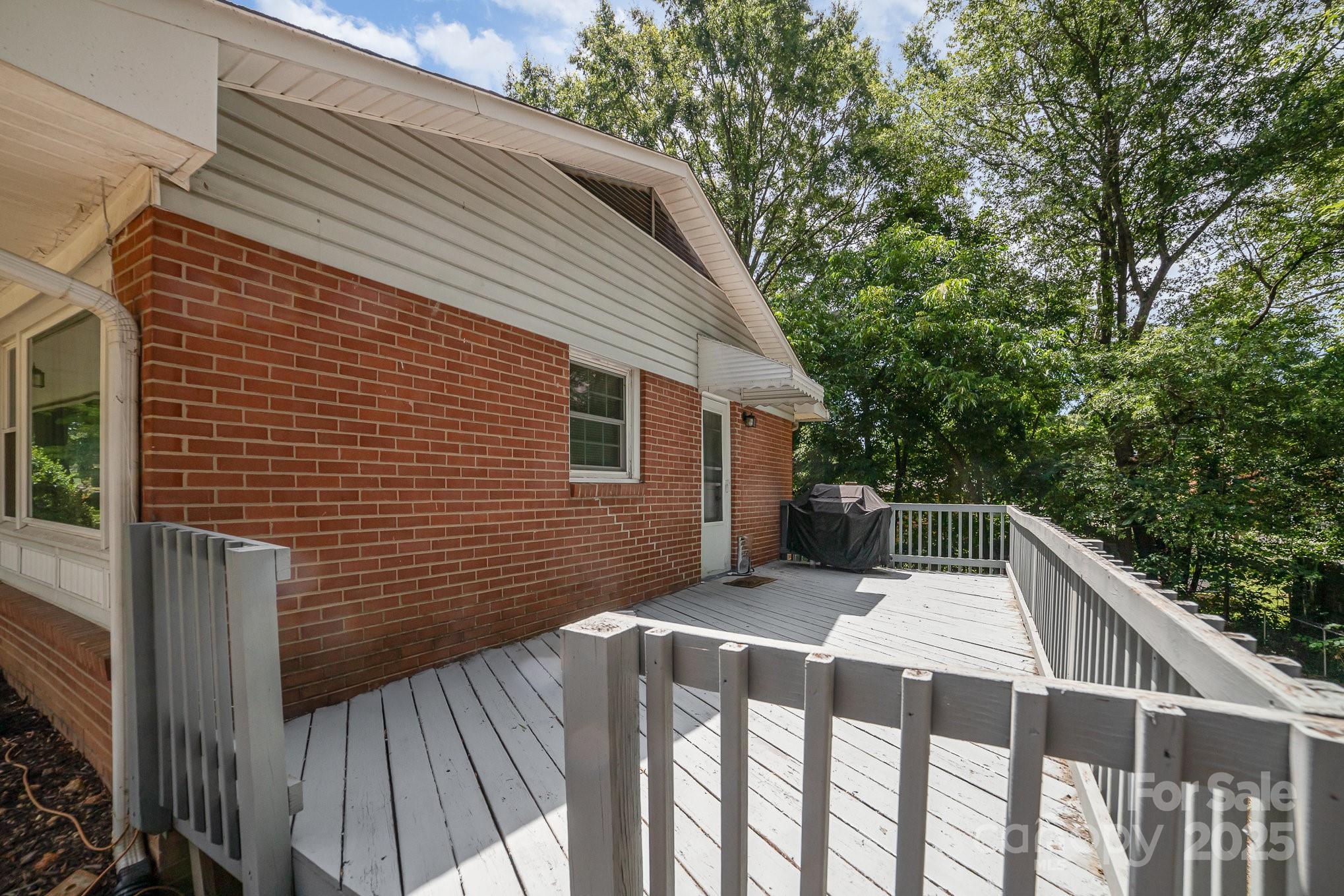 2202 Woodlawn Street Property Photo 26