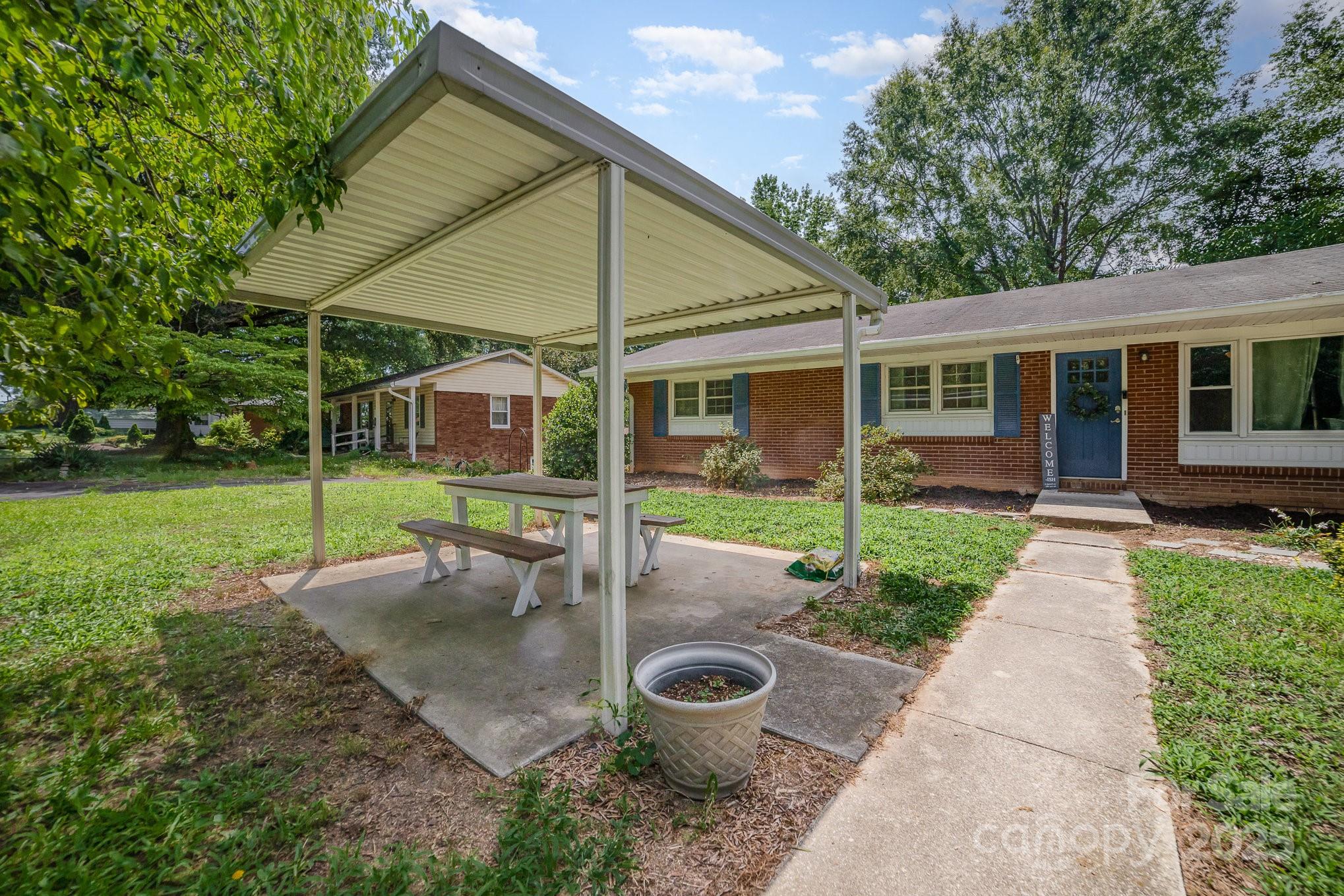 2202 Woodlawn Street Property Photo 27