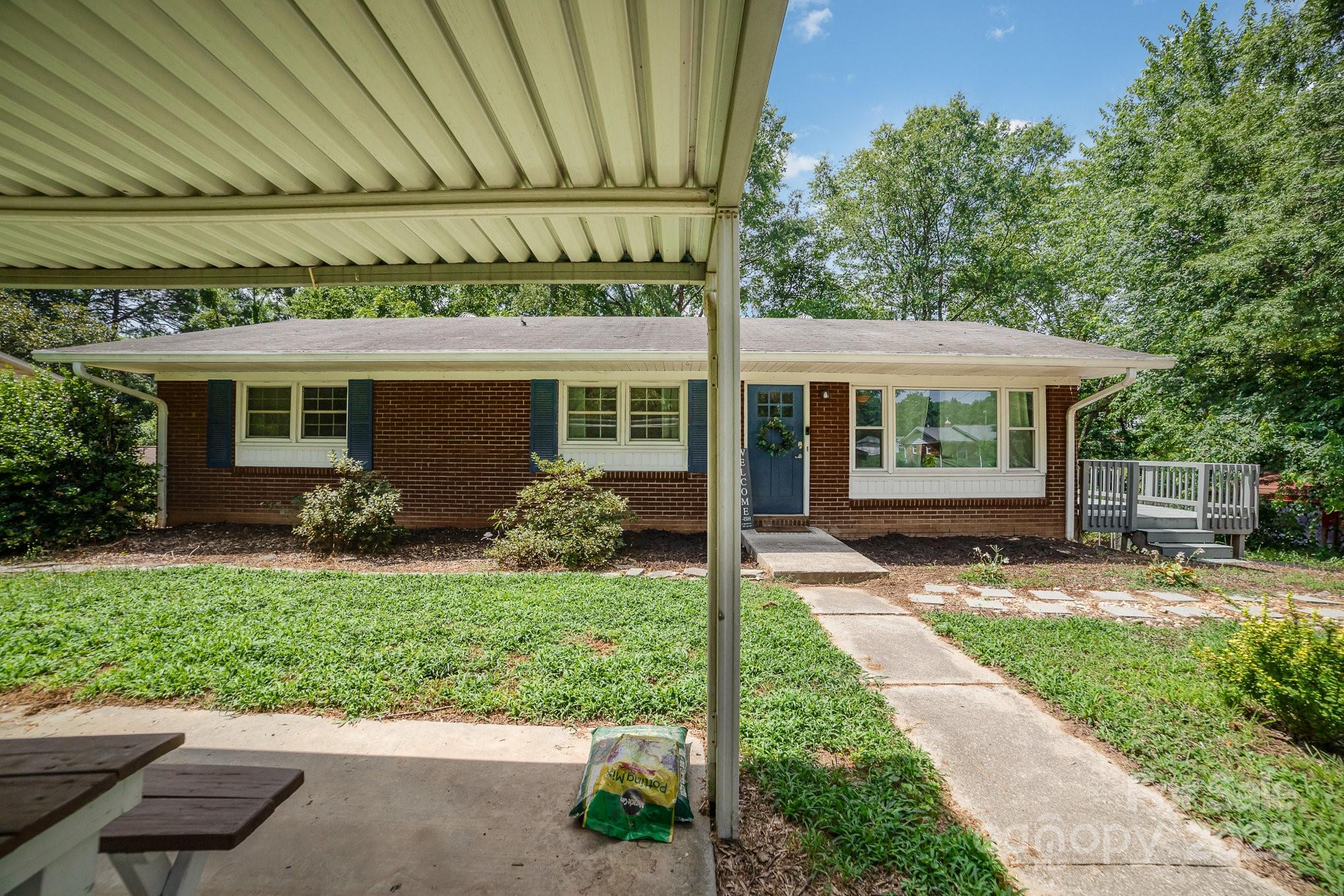 2202 Woodlawn Street Property Photo 28