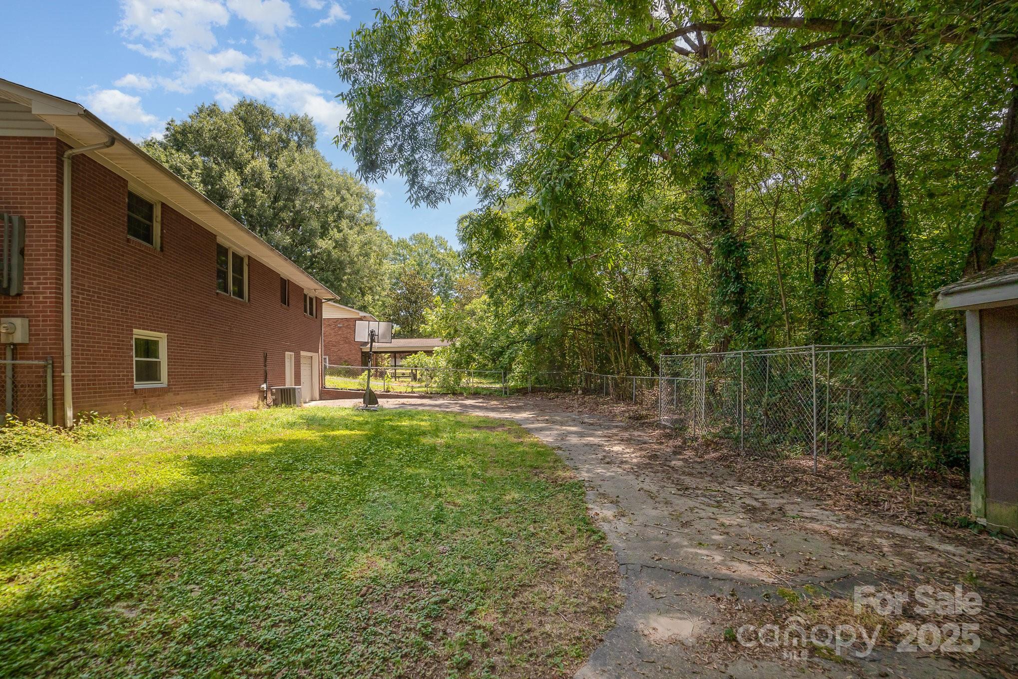 2202 Woodlawn Street Property Photo 29