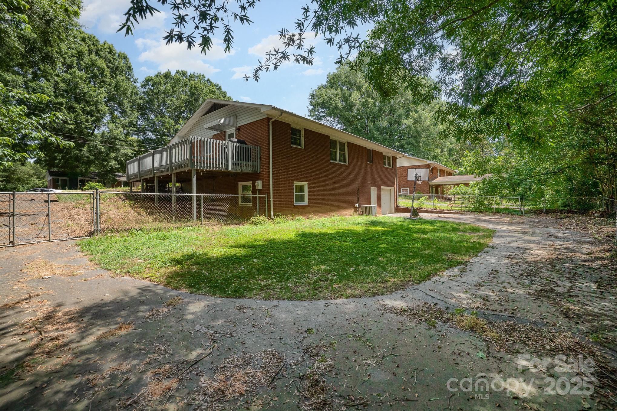 2202 Woodlawn Street Property Photo 30