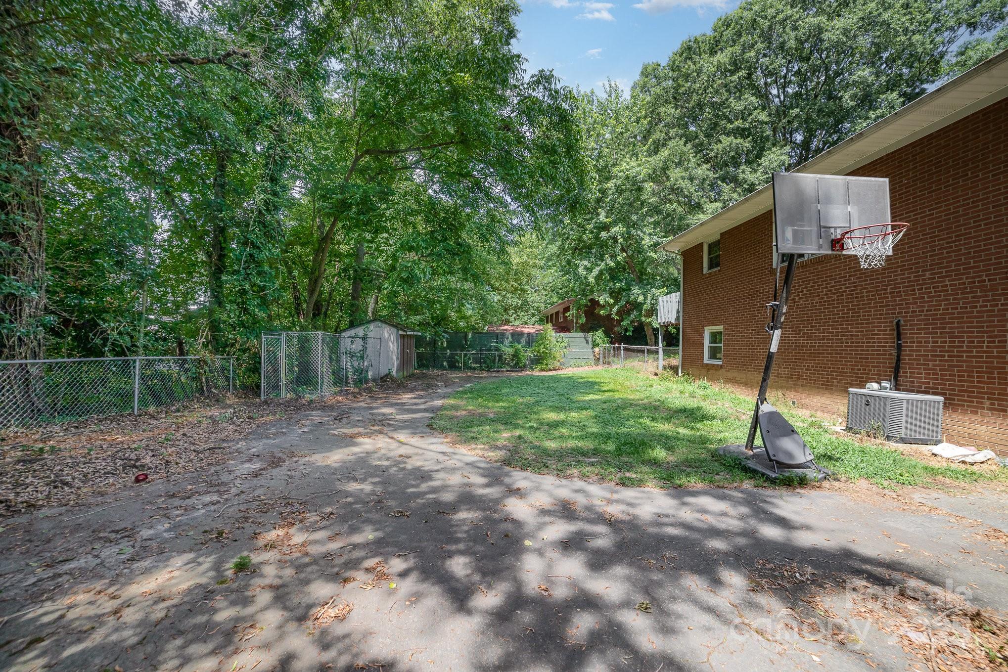2202 Woodlawn Street Property Photo 33