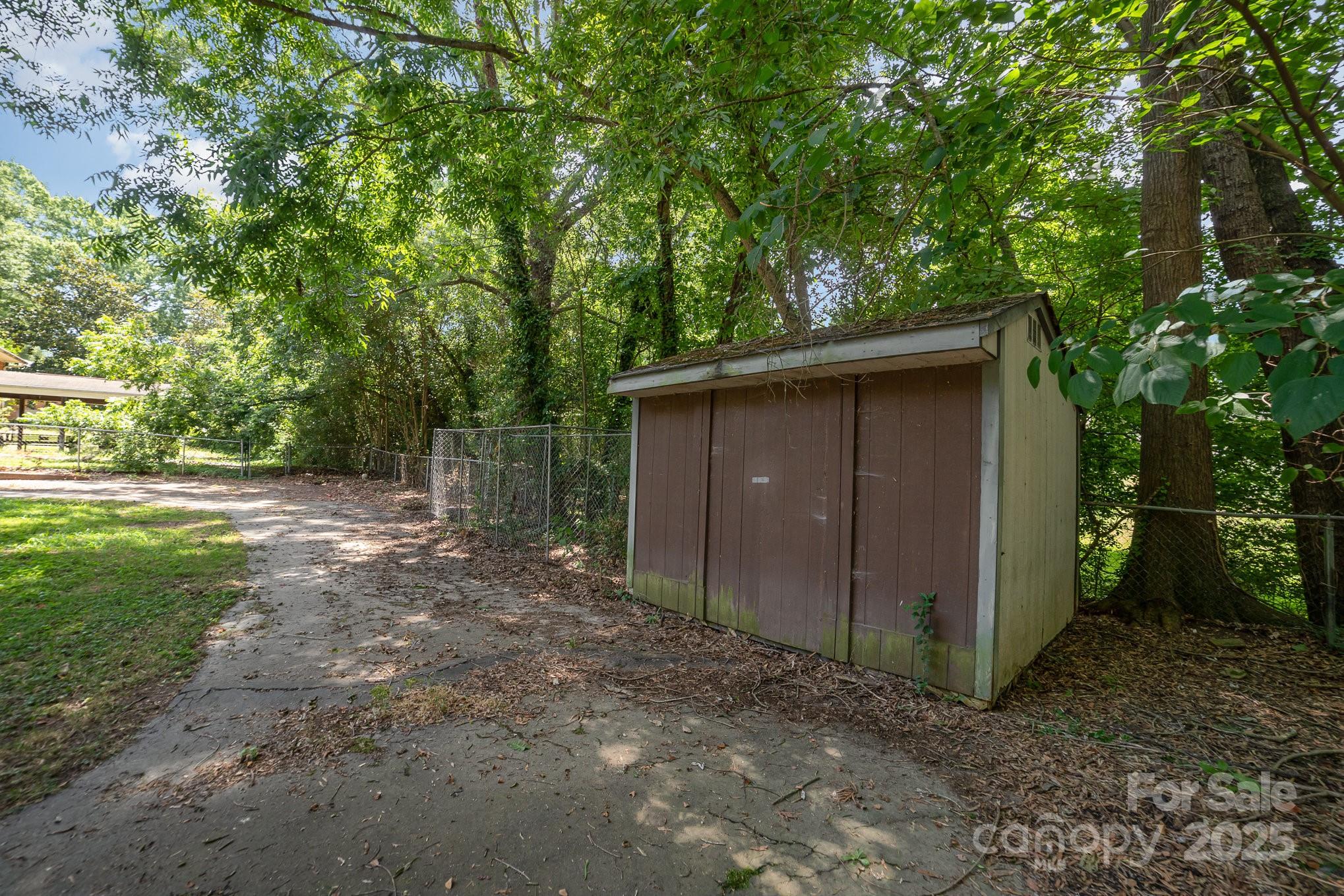 2202 Woodlawn Street Property Photo 34
