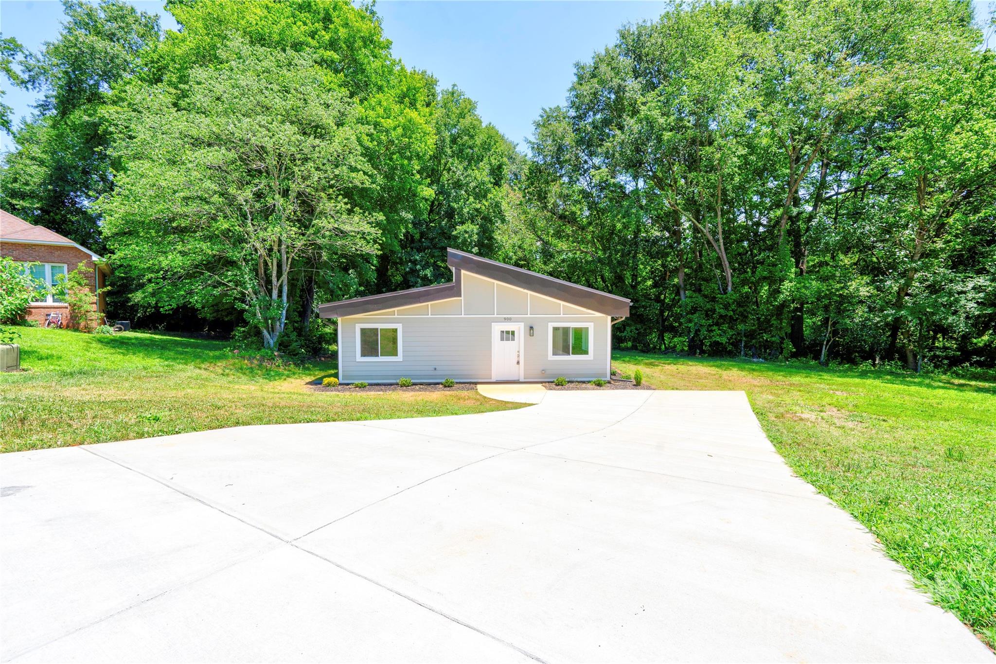 900 Linney Lane Property Photo 1