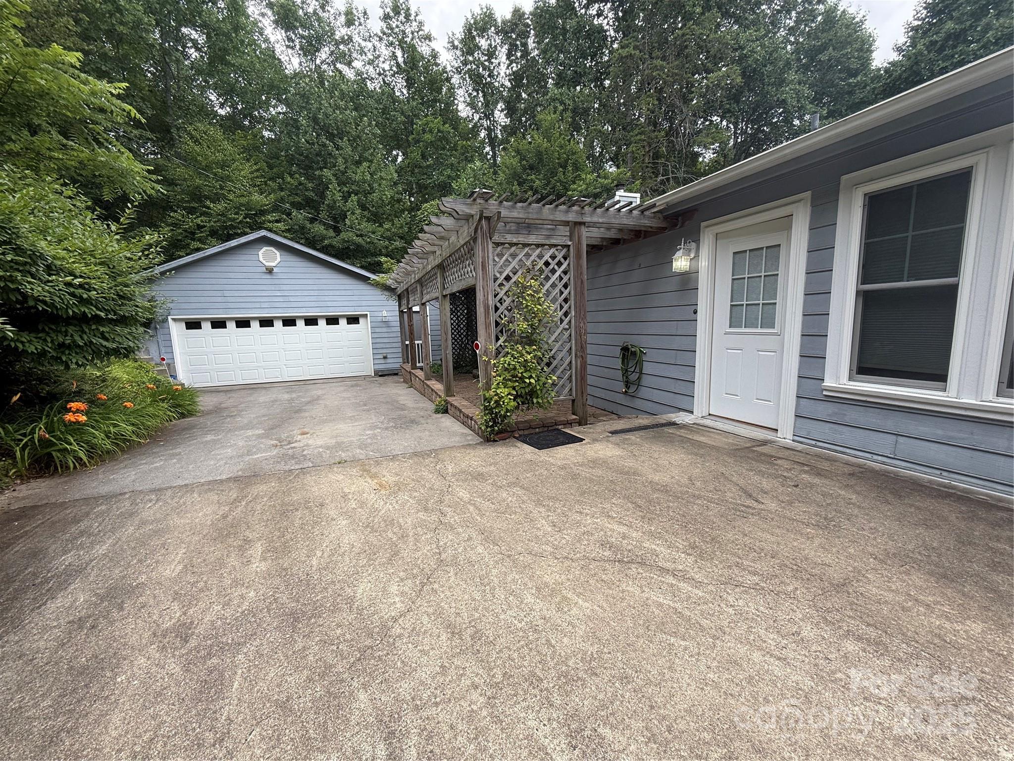 46 High Meadow Lane Property Photo 3
