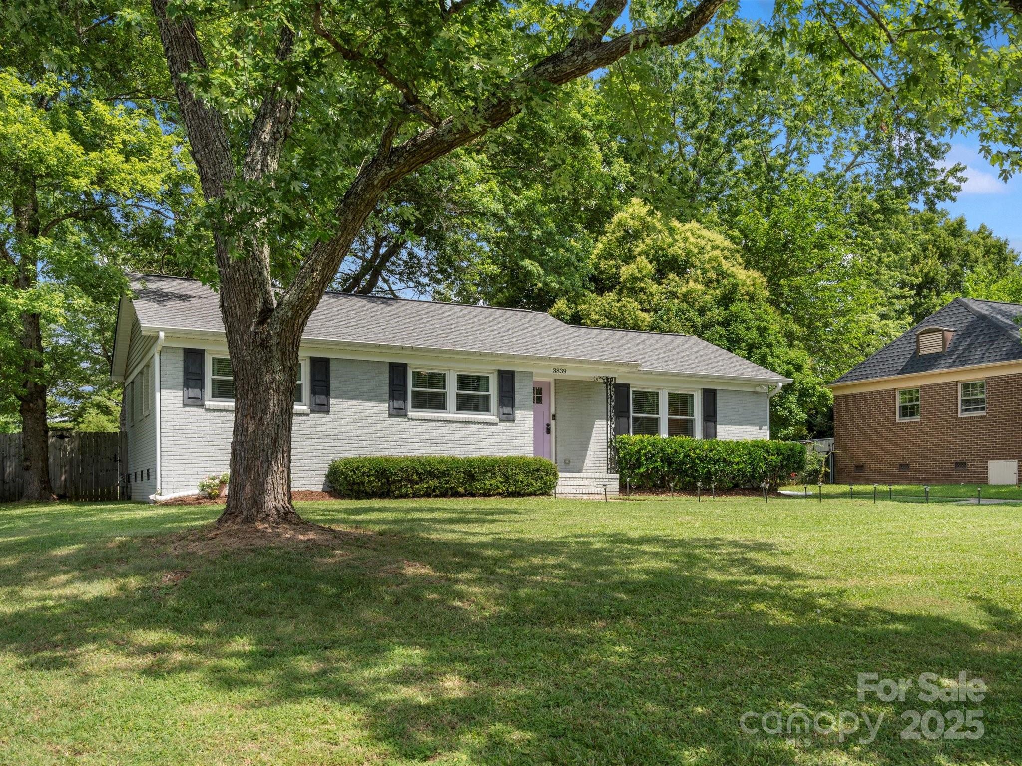3839 Woodleaf Road Property Photo 2