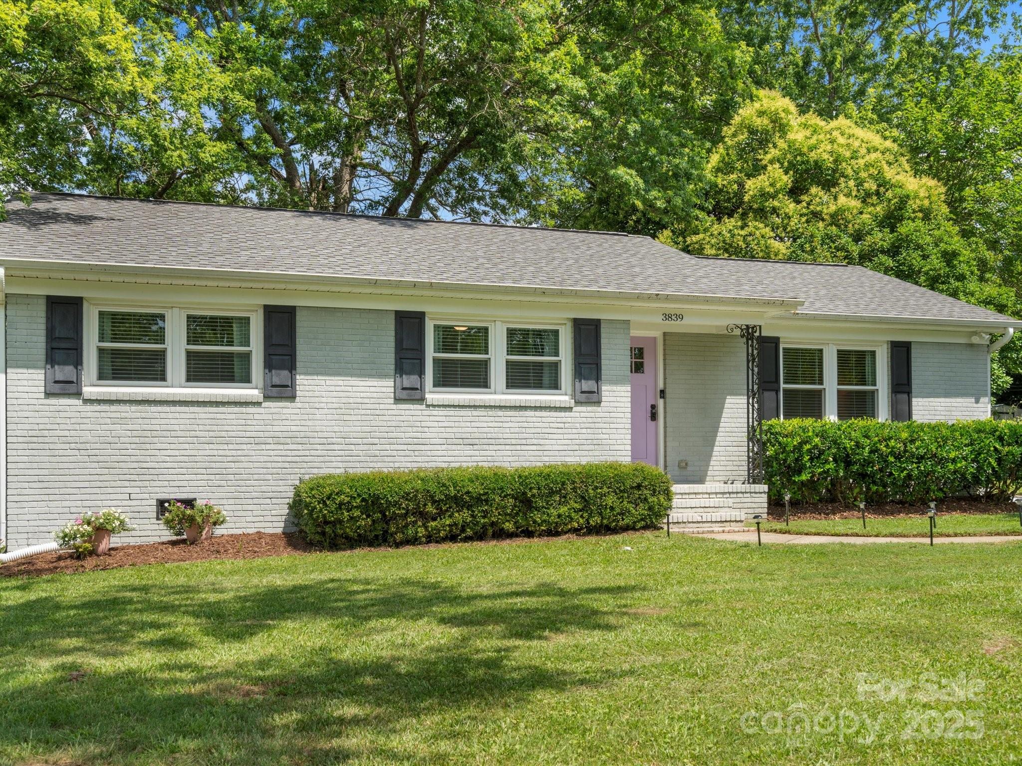 3839 Woodleaf Road Property Photo 3