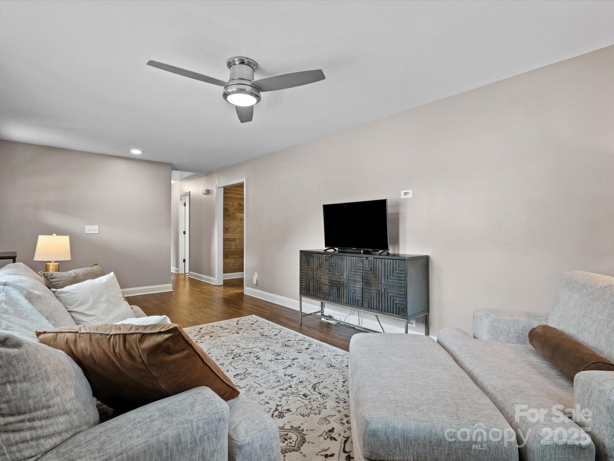 3839 Woodleaf Road Property Photo 7