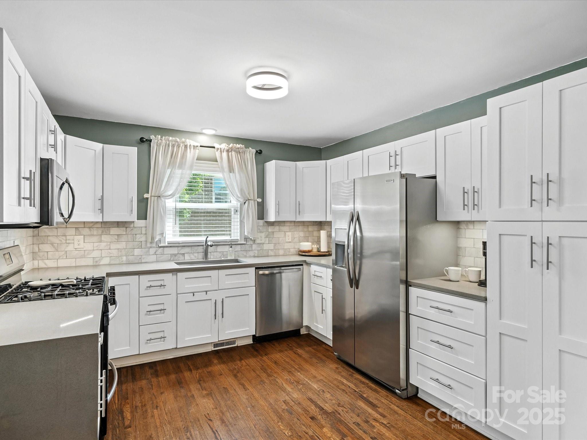 3839 Woodleaf Road Property Photo 11