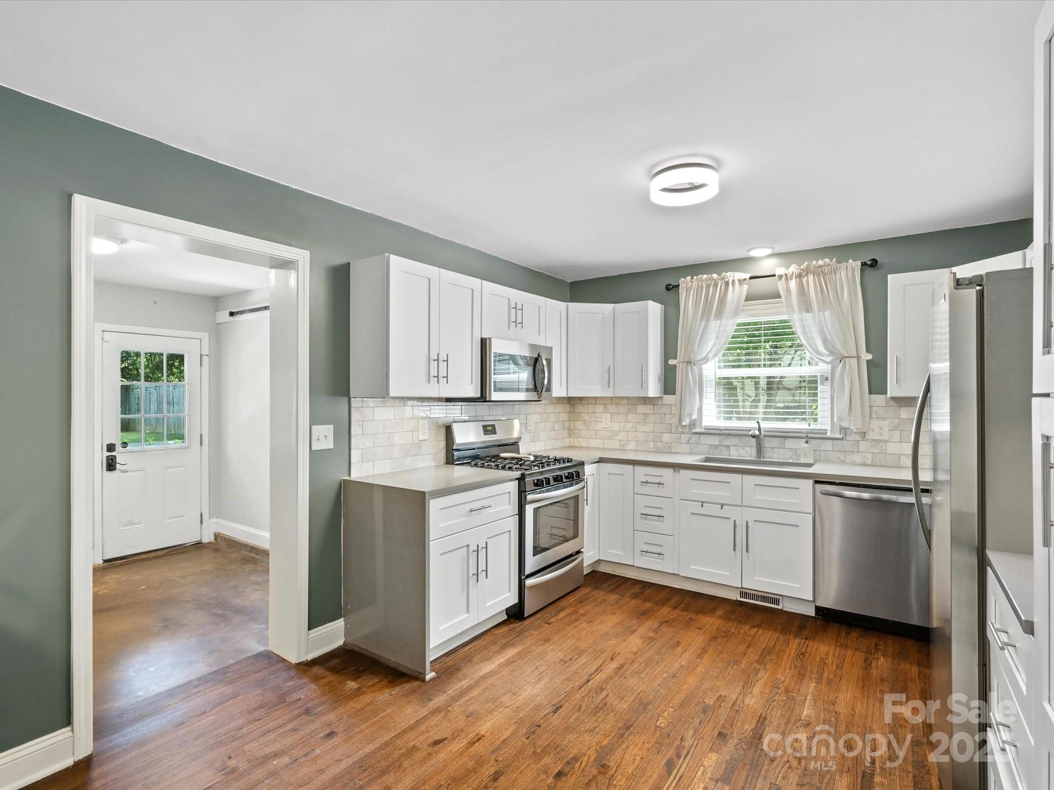 3839 Woodleaf Road Property Photo 12
