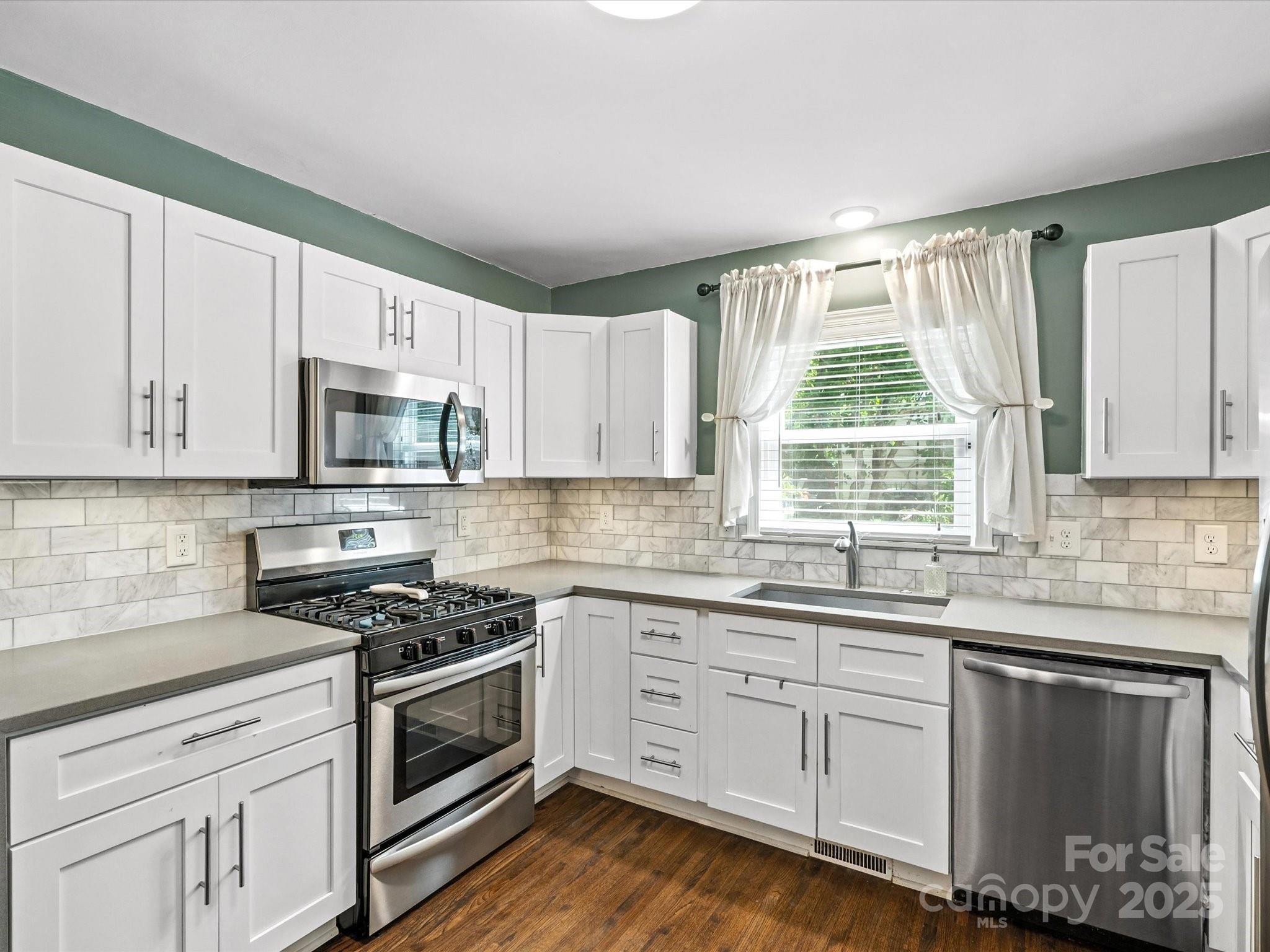 3839 Woodleaf Road Property Photo 13