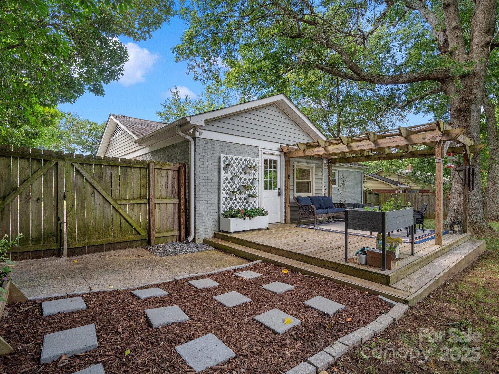 3839 Woodleaf Road Property Photo 27