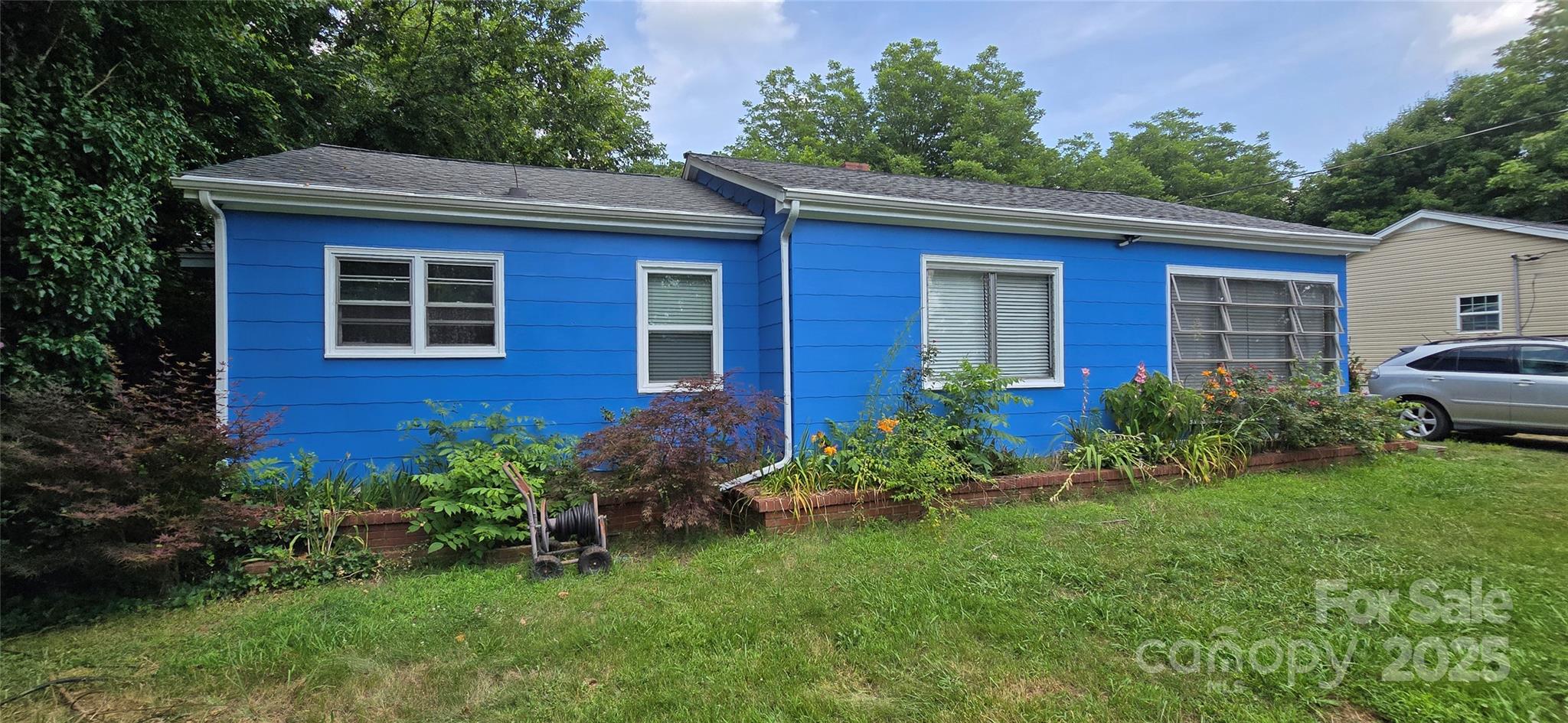 1904 E Innes Street Property Photo 2