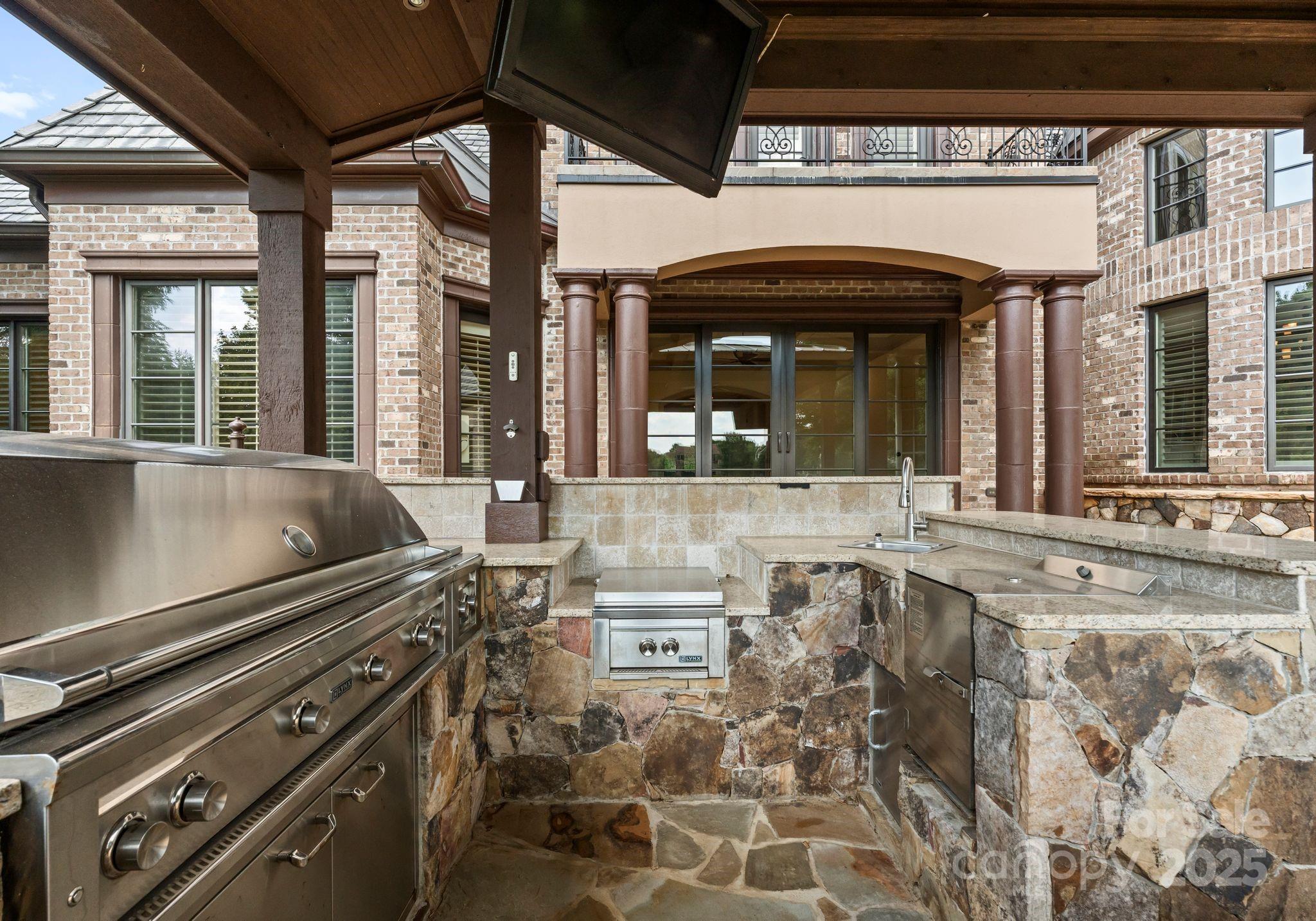 300 Eagle Bend Drive Property Photo 10