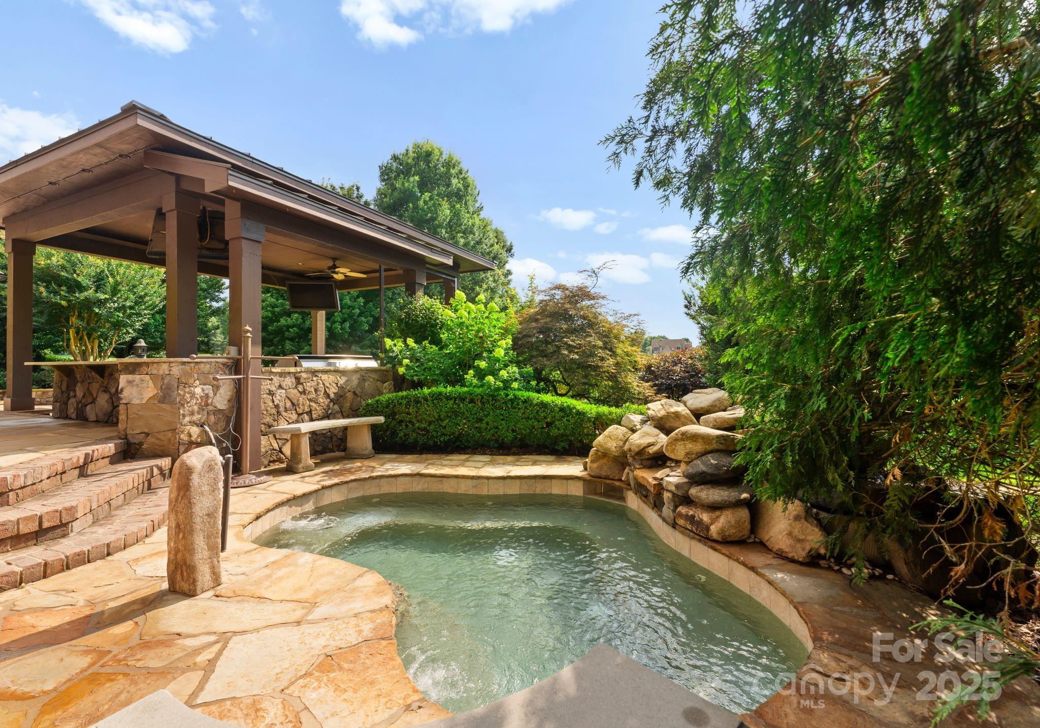 300 Eagle Bend Drive Property Photo 15