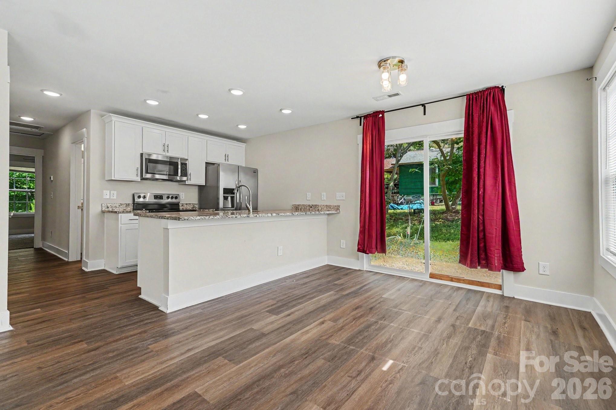 1050 Rush Street Property Photo 4