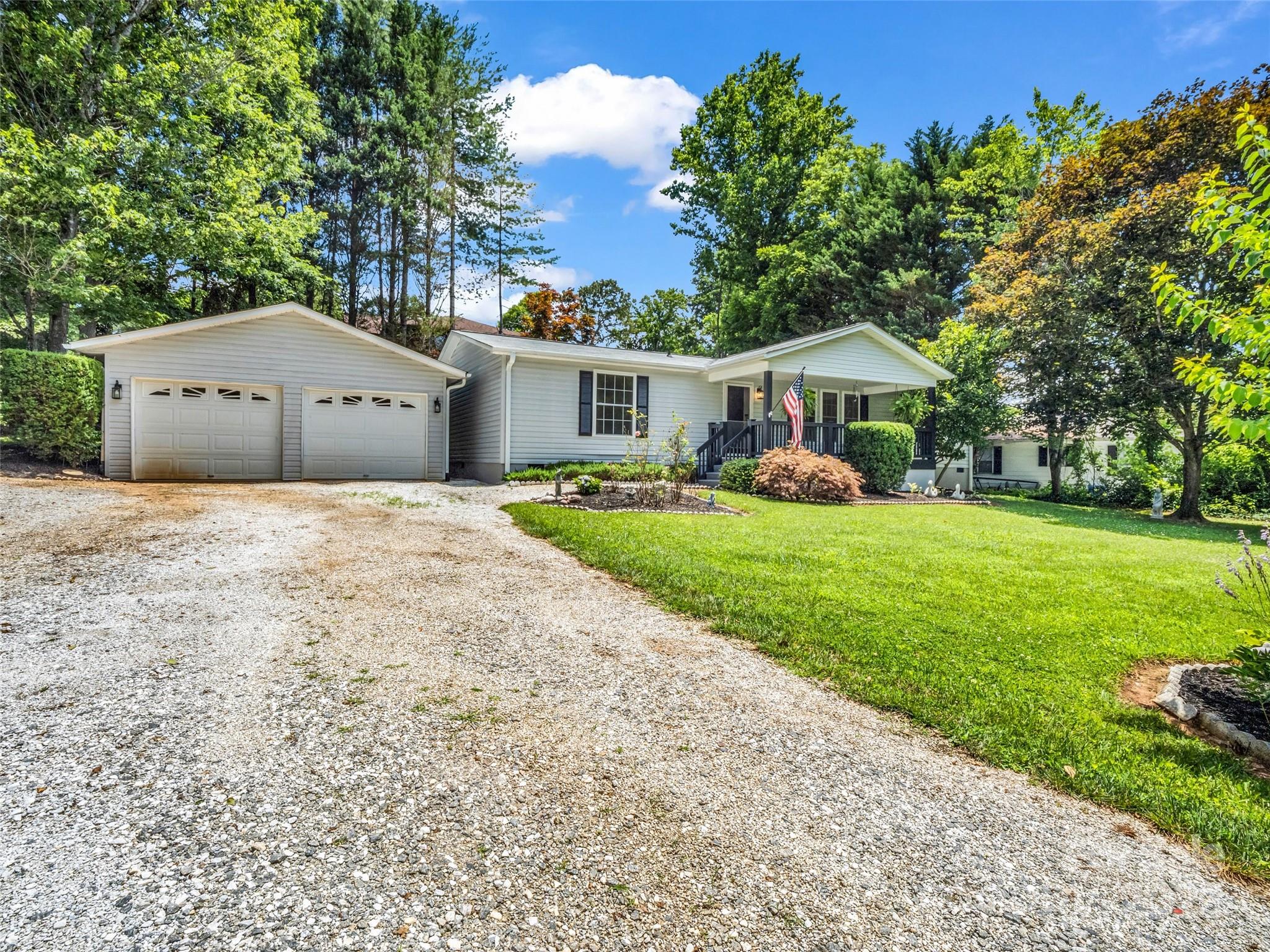1040 Mountain View Street Property Photo 5