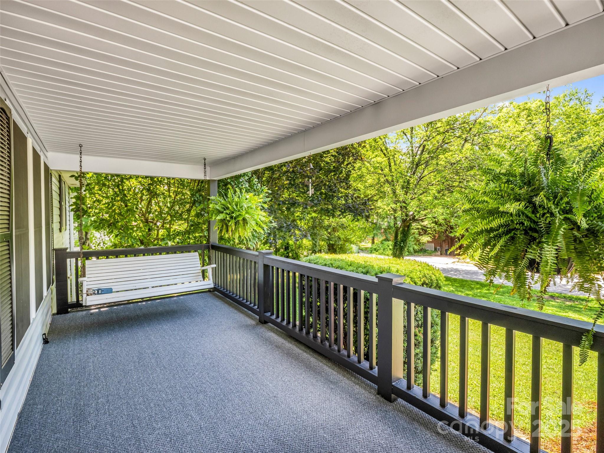 1040 Mountain View Street Property Photo 7