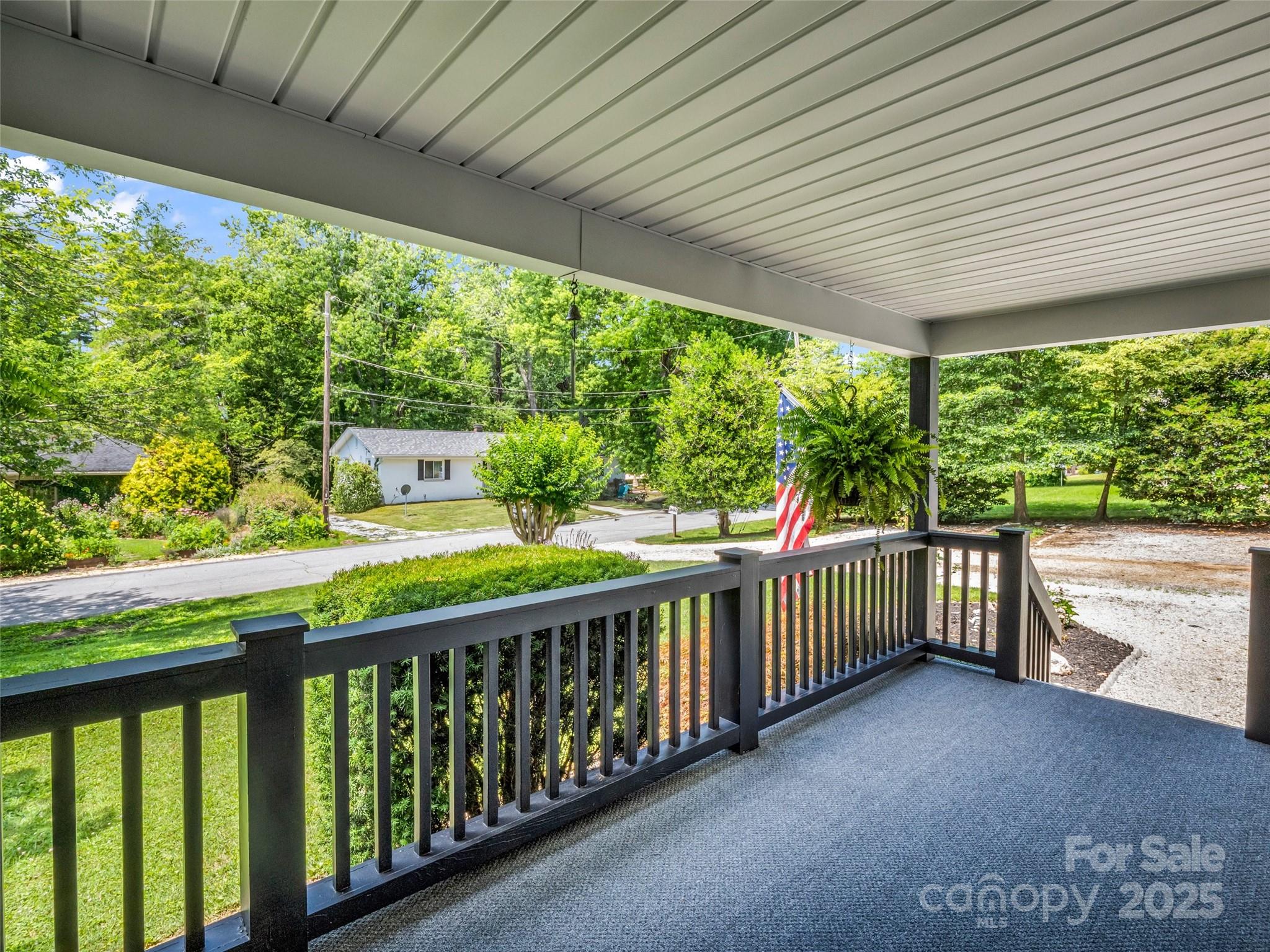 1040 Mountain View Street Property Photo 8