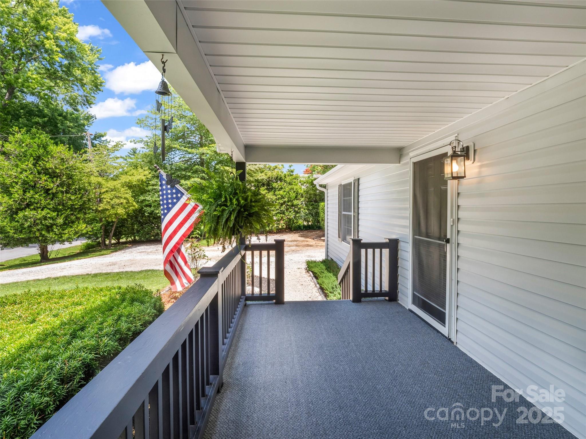 1040 Mountain View Street Property Photo 9