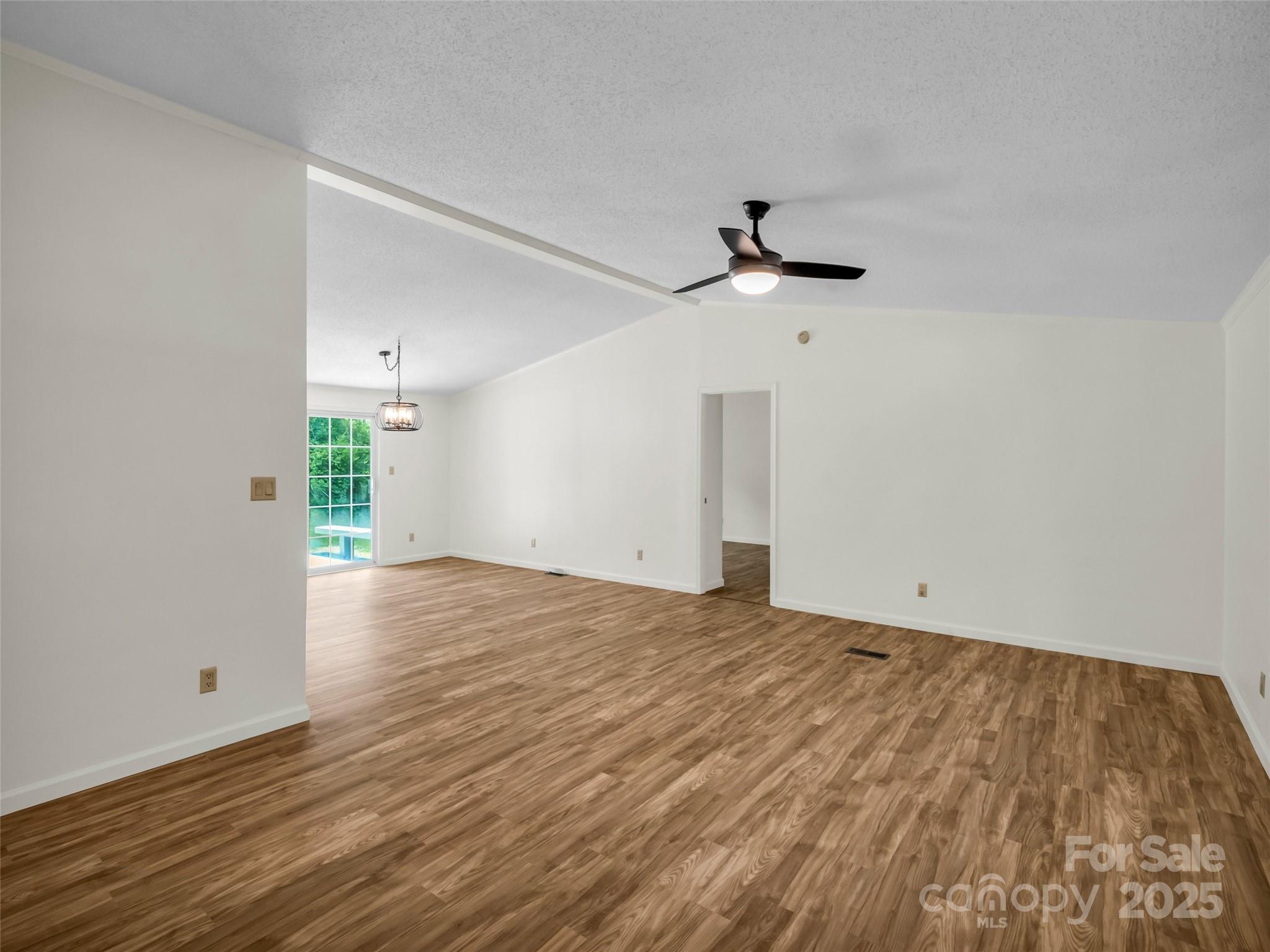 1040 Mountain View Street Property Photo 10