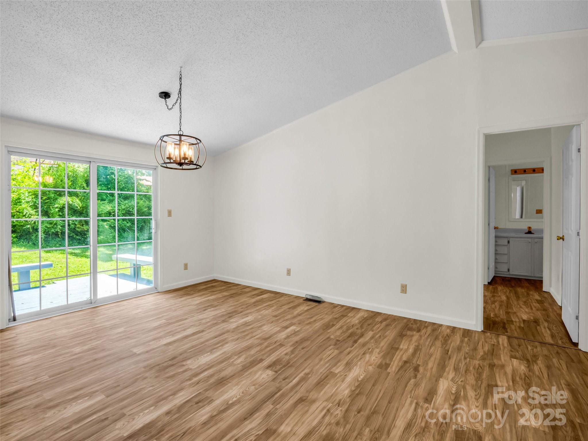 1040 Mountain View Street Property Photo 15