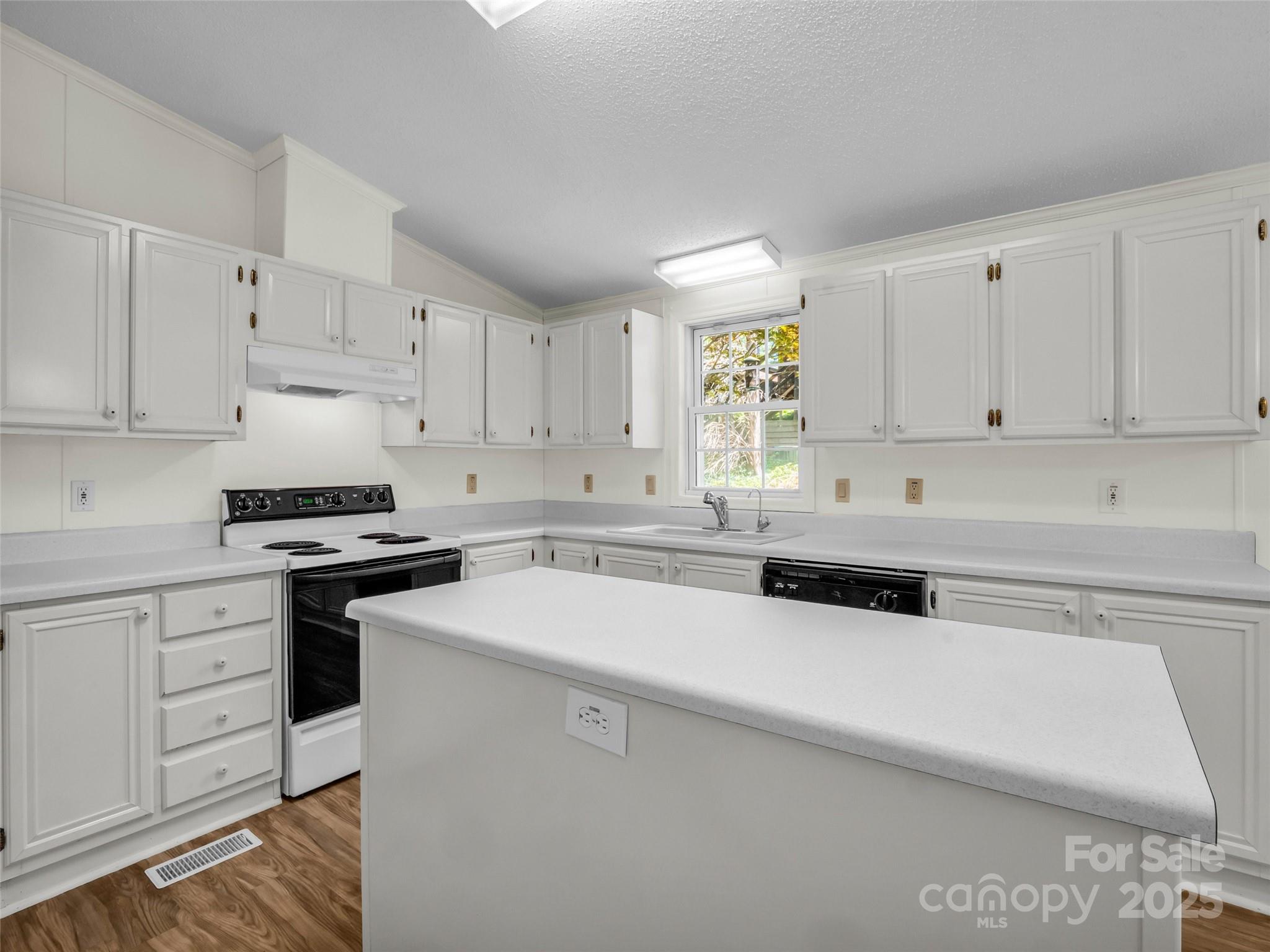 1040 Mountain View Street Property Photo 16
