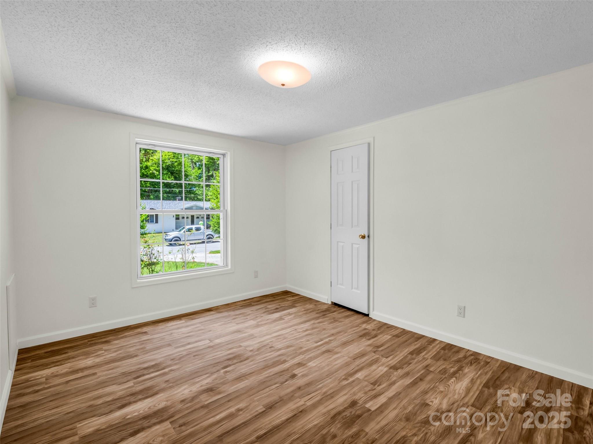 1040 Mountain View Street Property Photo 21