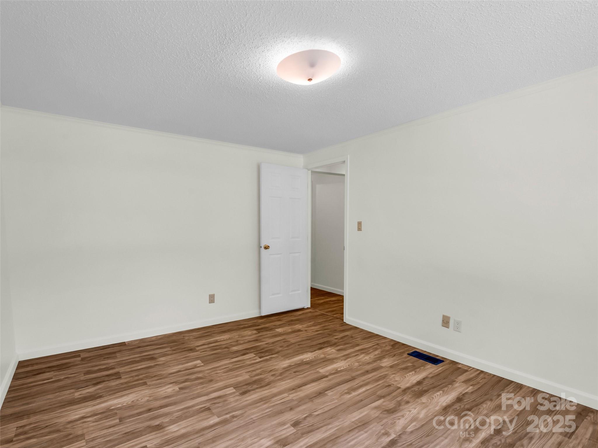 1040 Mountain View Street Property Photo 22