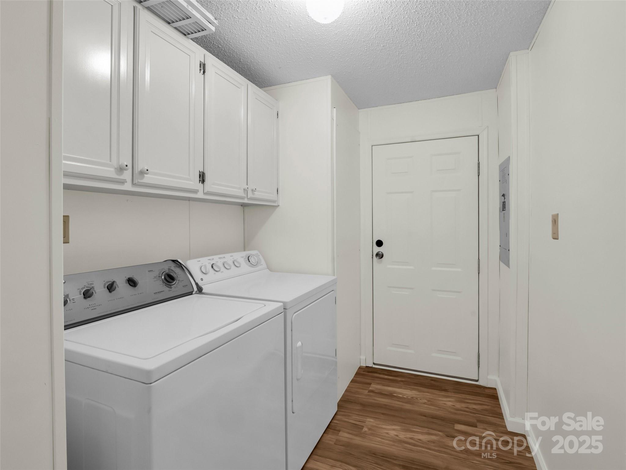 1040 Mountain View Street Property Photo 23
