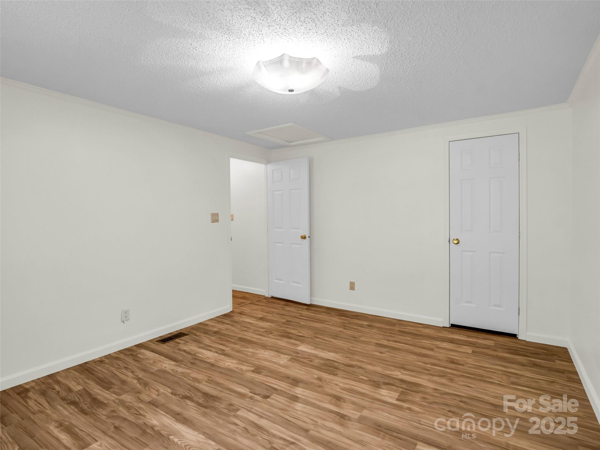 1040 Mountain View Street Property Photo 25