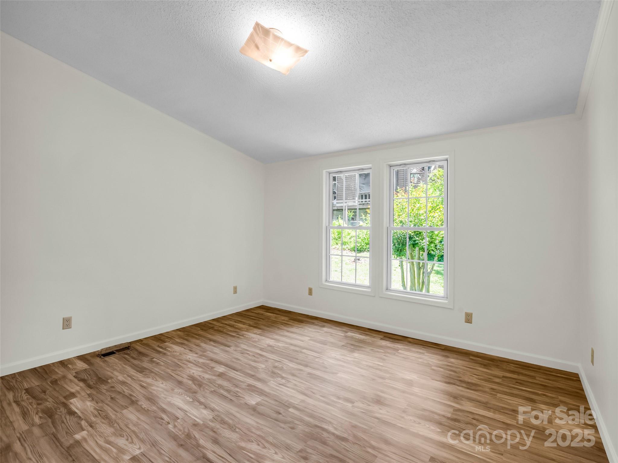 1040 Mountain View Street Property Photo 27
