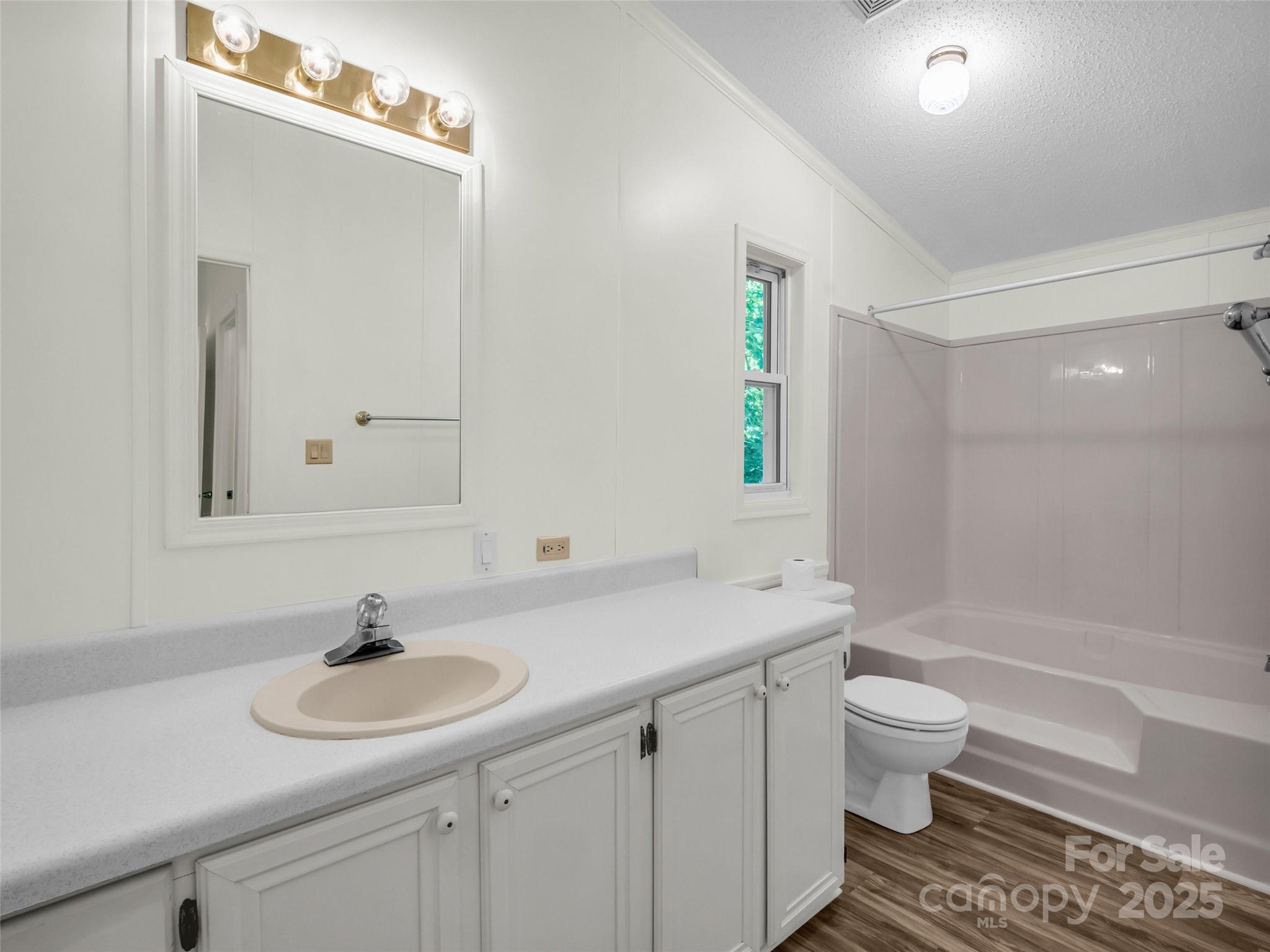 1040 Mountain View Street Property Photo 33