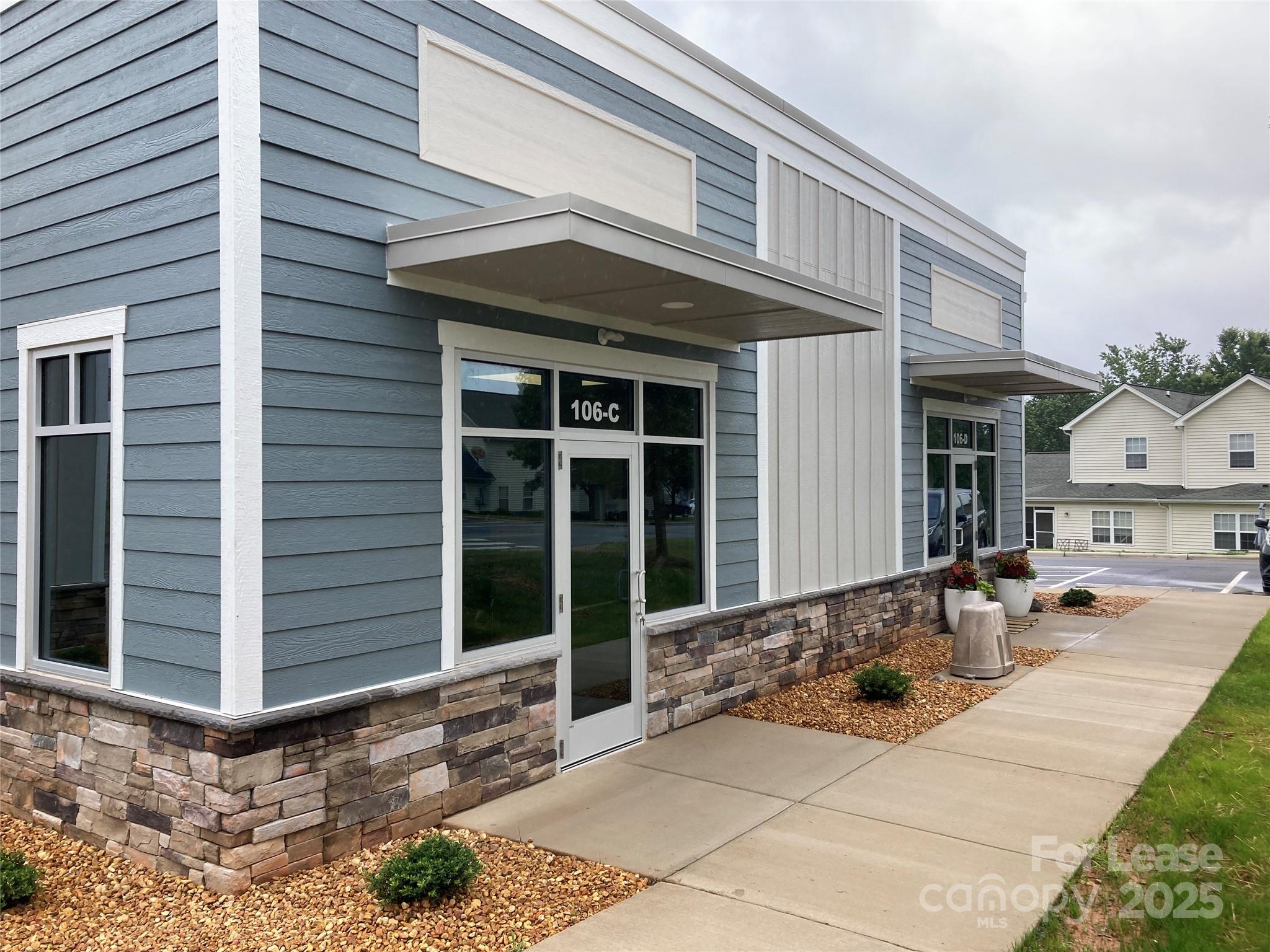106 Commerce Center Loop C Property Photo 1
