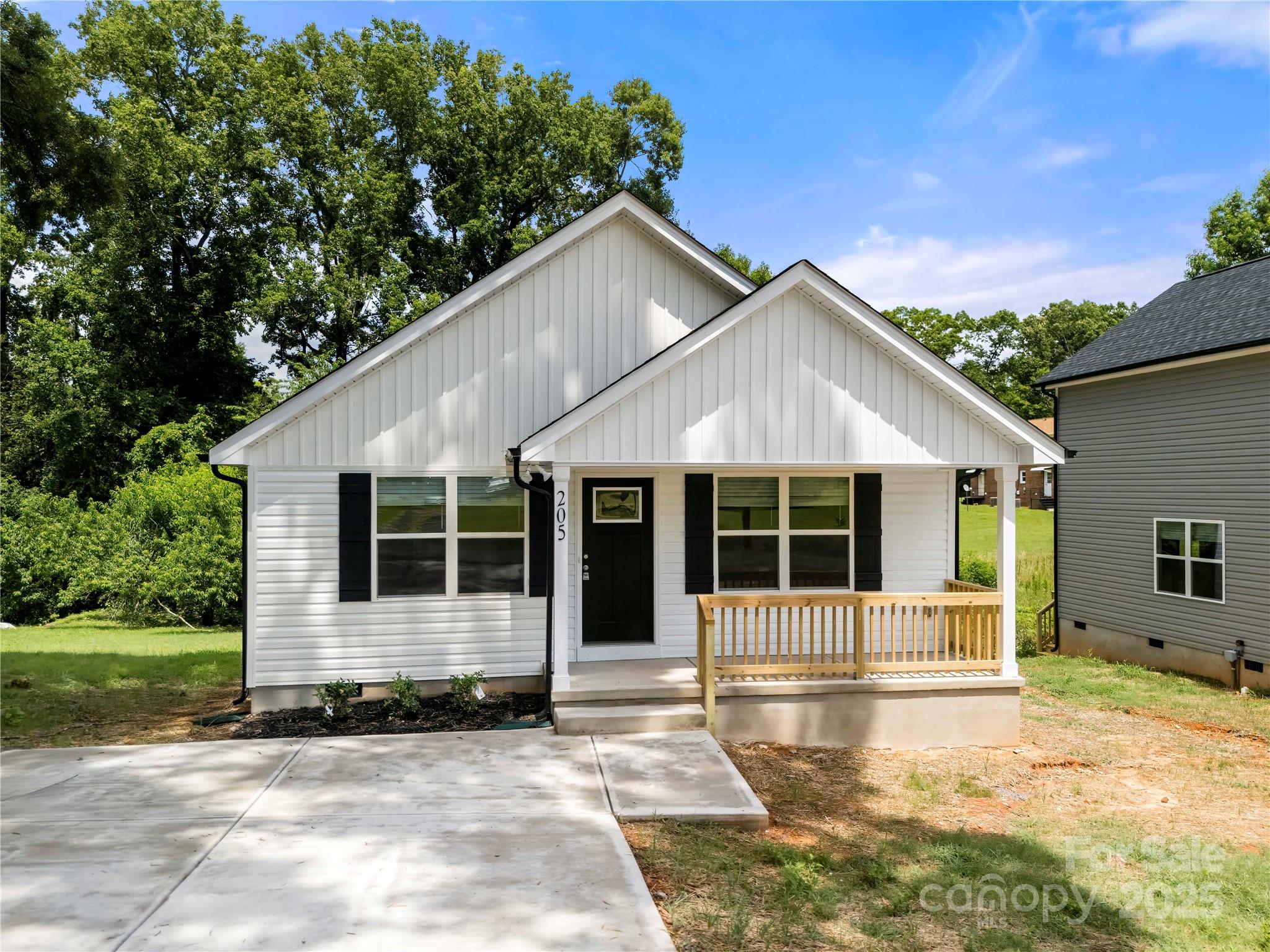 205 S Slack Street Property Photo 1