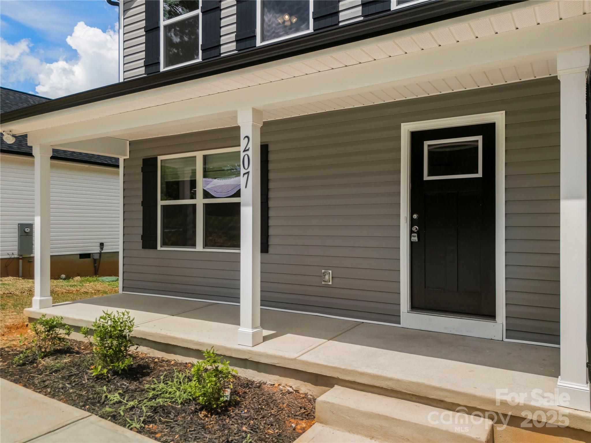 207 S Slack Street Property Photo 4