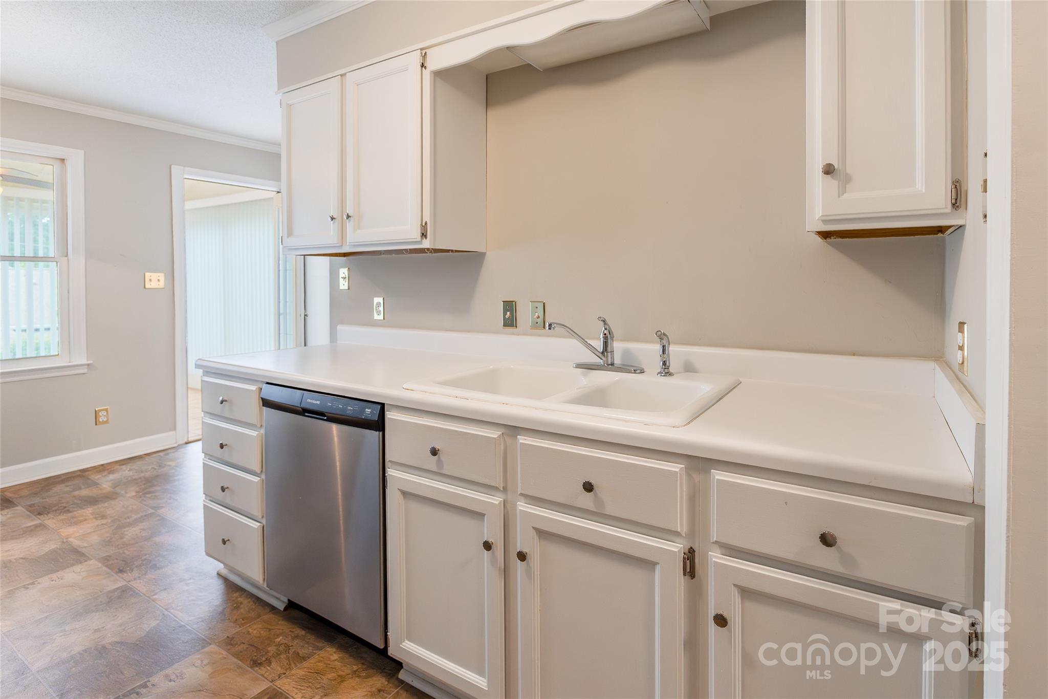 1806 Ebenezer Road E Property Photo 7