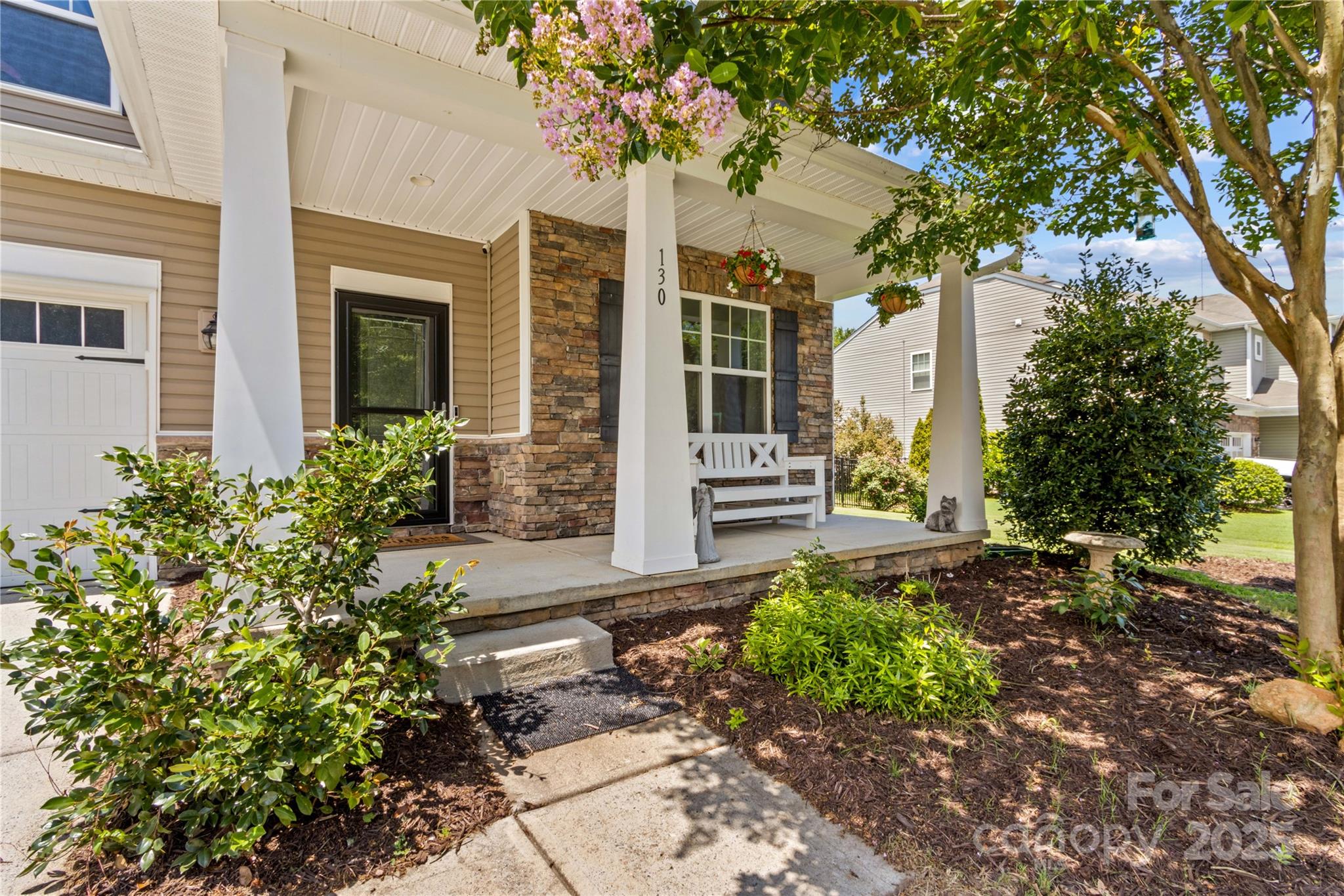130 E Warfield Drive Property Photo 3
