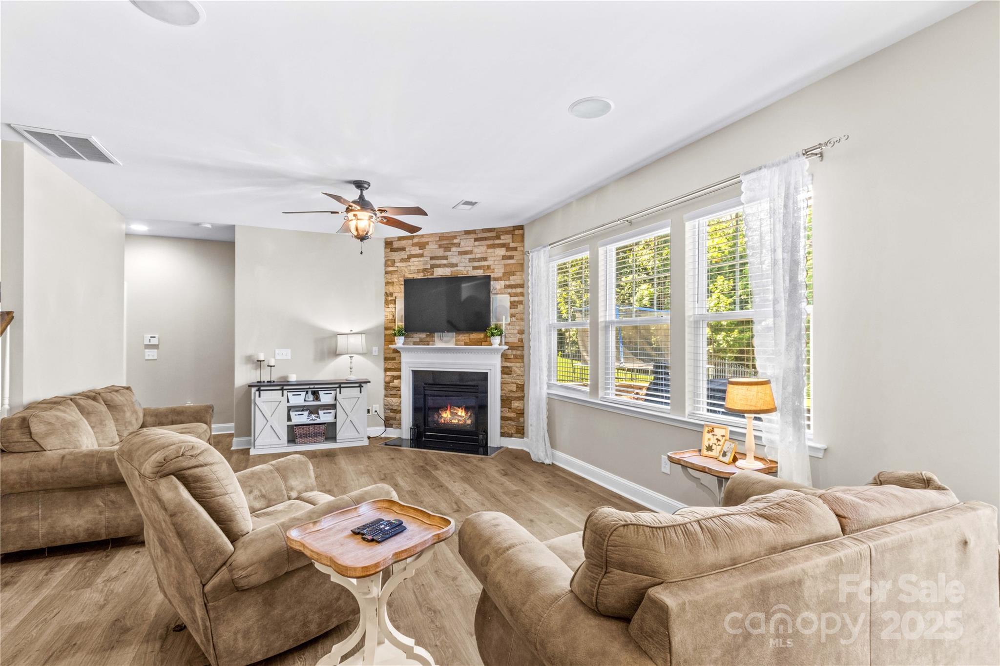 130 E Warfield Drive Property Photo 6