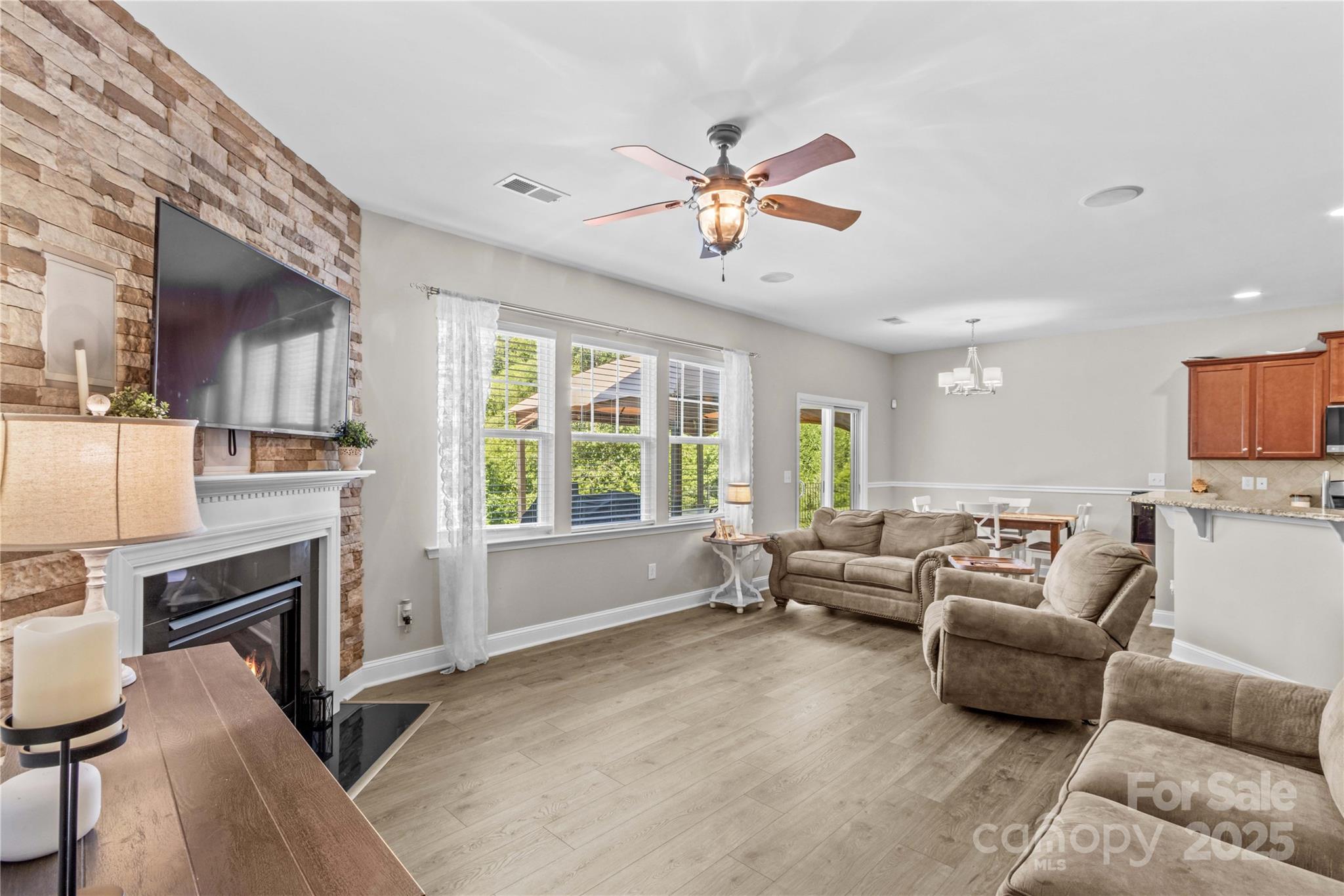 130 E Warfield Drive Property Photo 8